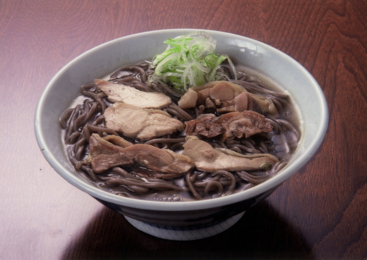 山形名物「冷たい肉そば」なぜ冬も大行列？親鶏のコクと名店の秘密