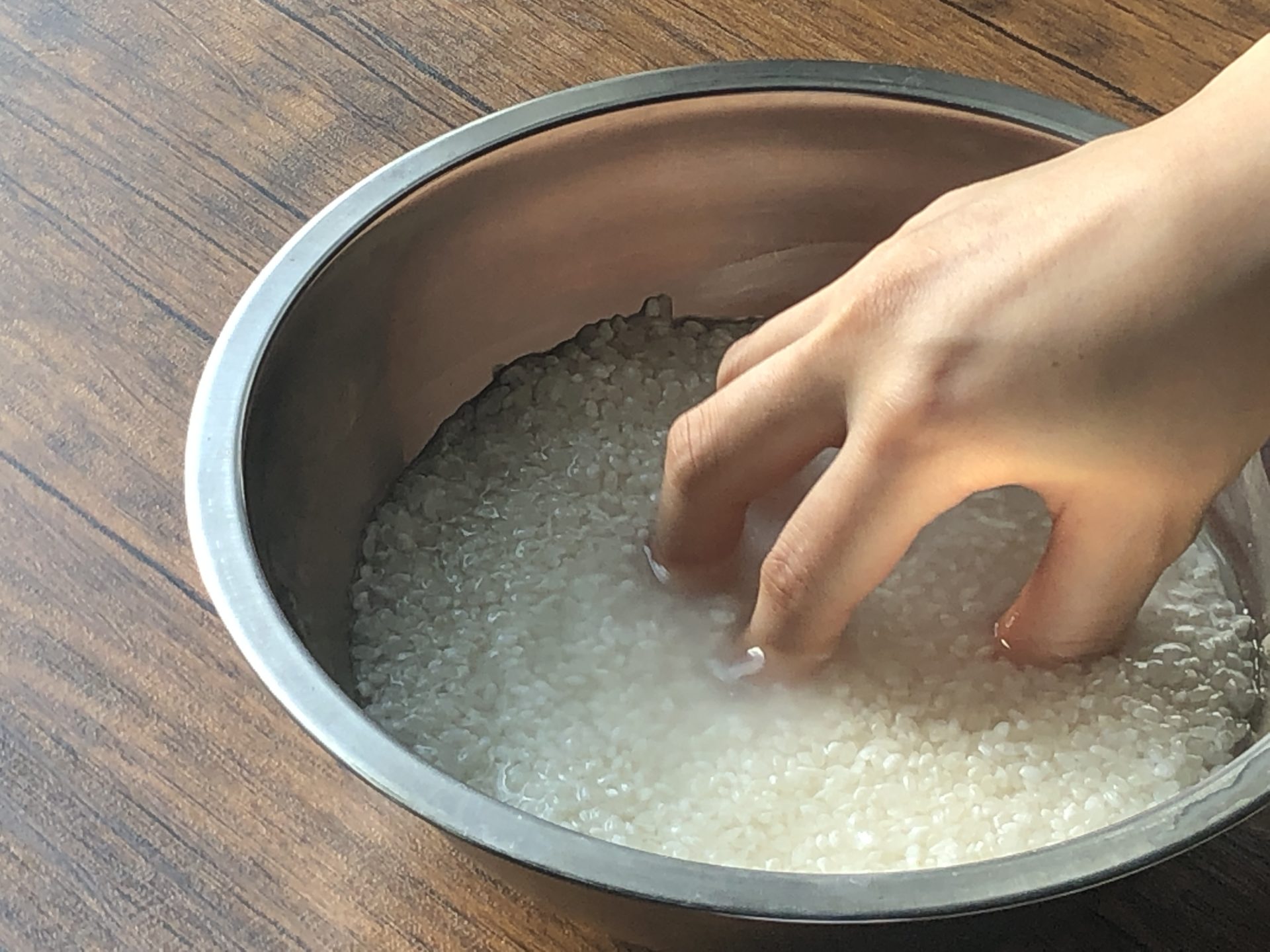 ゴシゴシ研ぎは逆効果！プロ直伝のお米の正しい洗い方と劇的美味の極意
