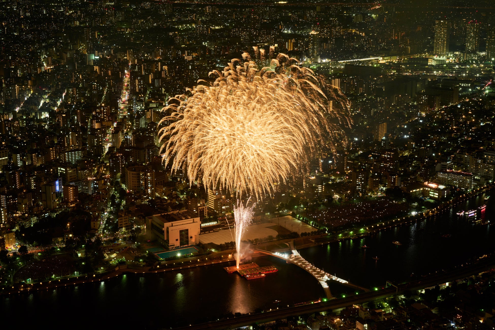スカイツリーから見る隅田川花火大会2026｜倍率と裏技鑑賞法