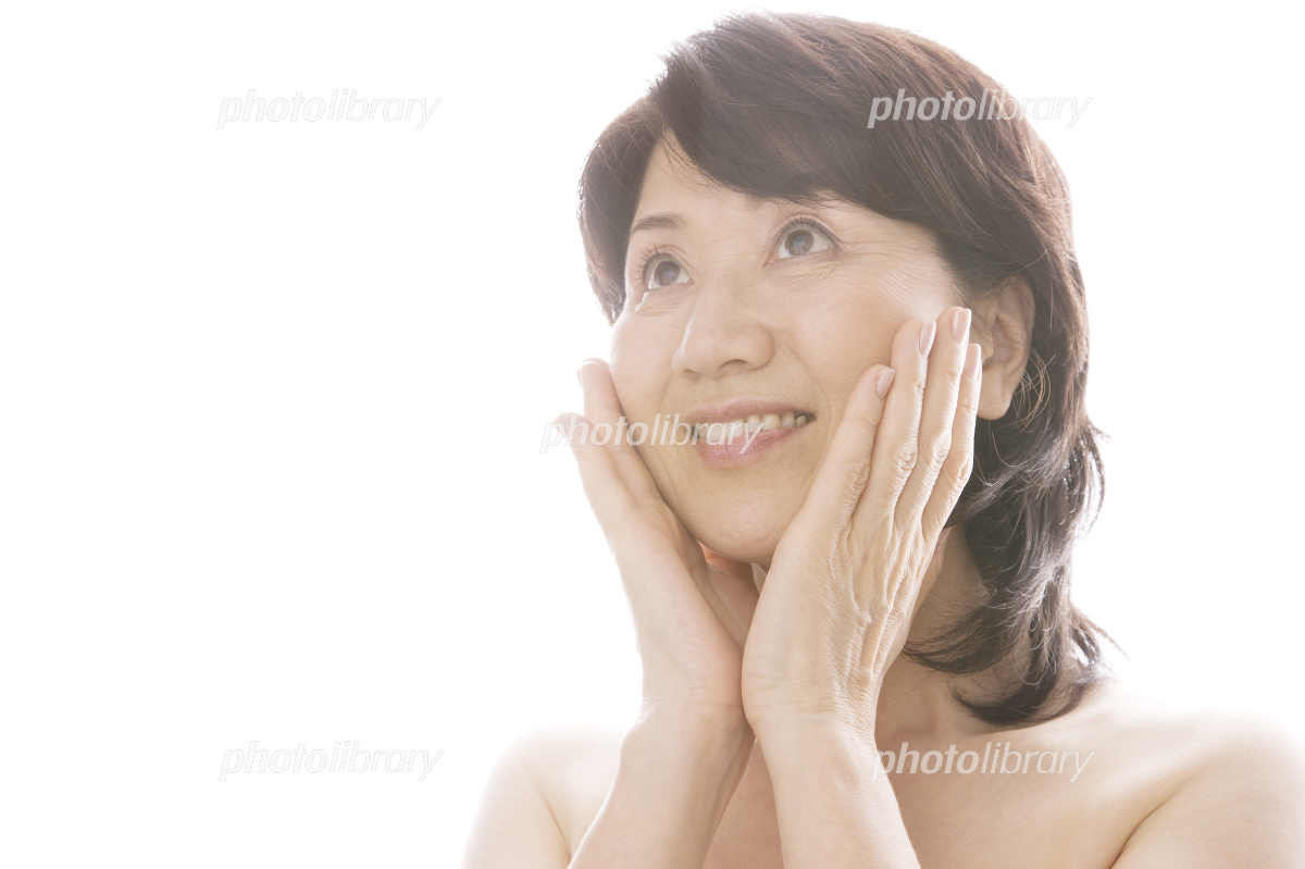 頬に手を添える心理の真相｜男女の本音と脈ありサインをプロが解剖