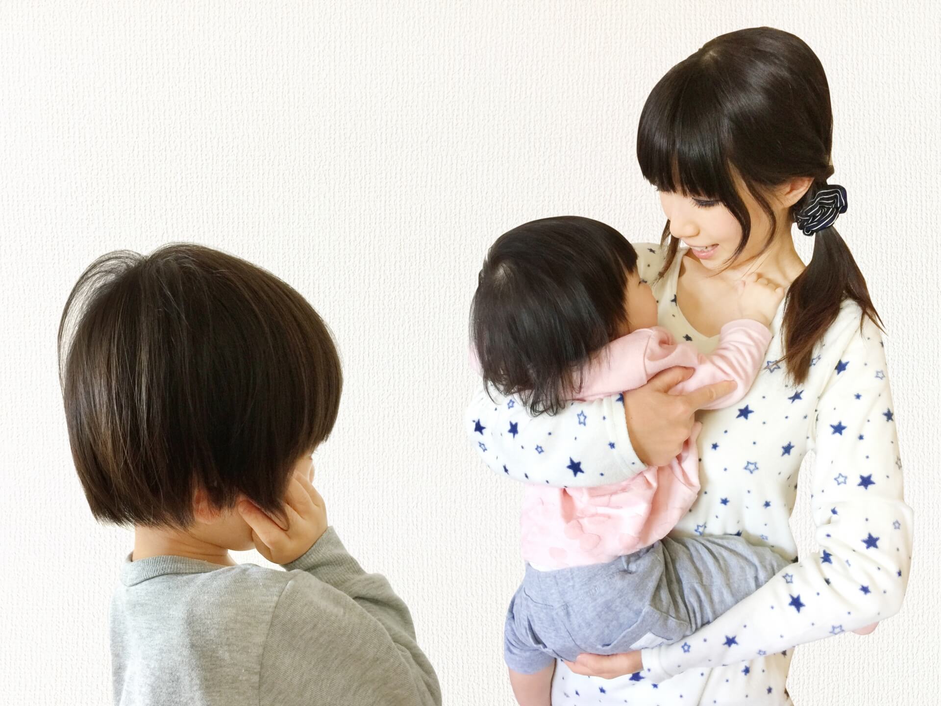 突然の赤ちゃん返りに悩む親へ｜原因と絶対Ngな対応・年齢別対処法