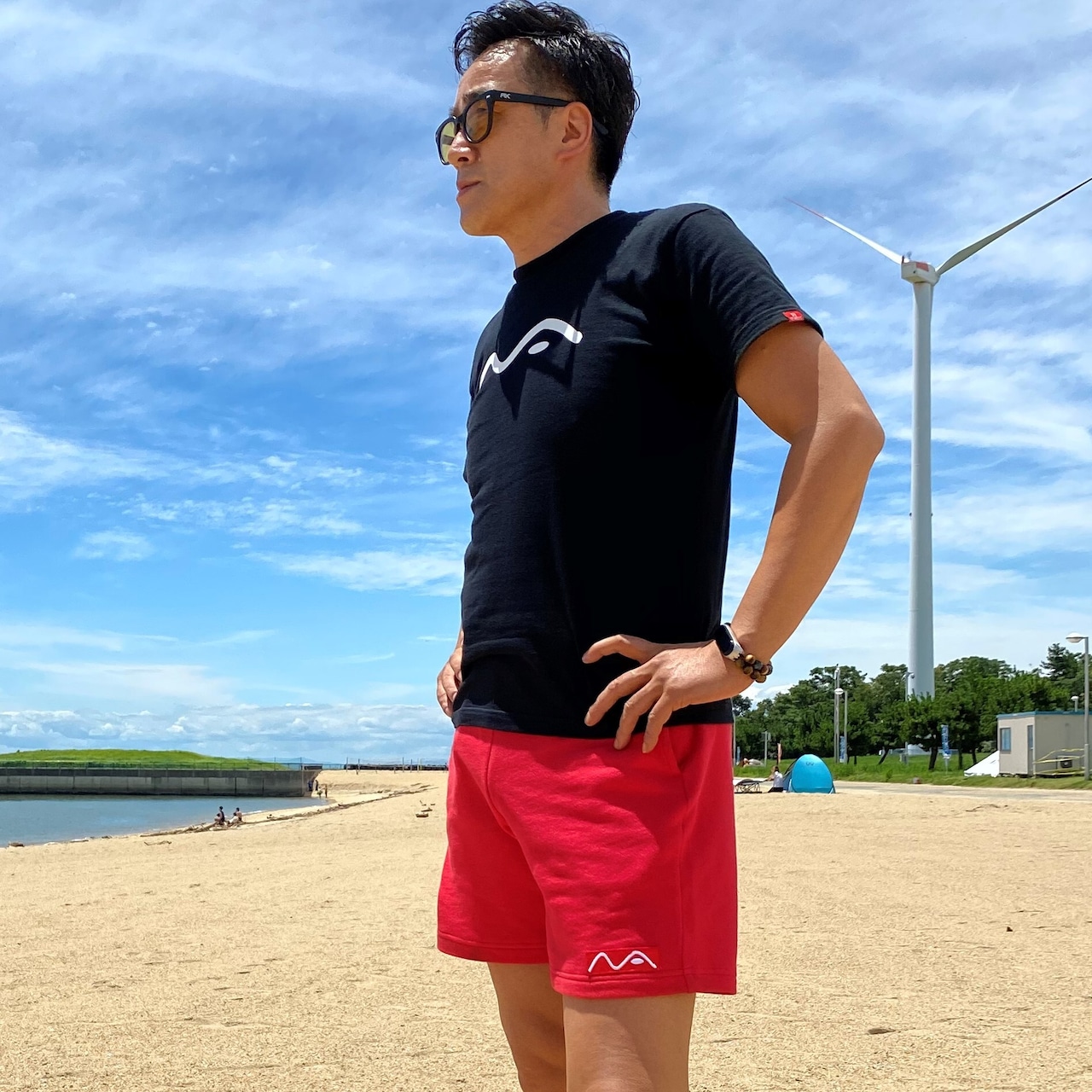 なぜ人気？メンズ赤ショートパンツを子供っぽく見せない大人着こなし完全版