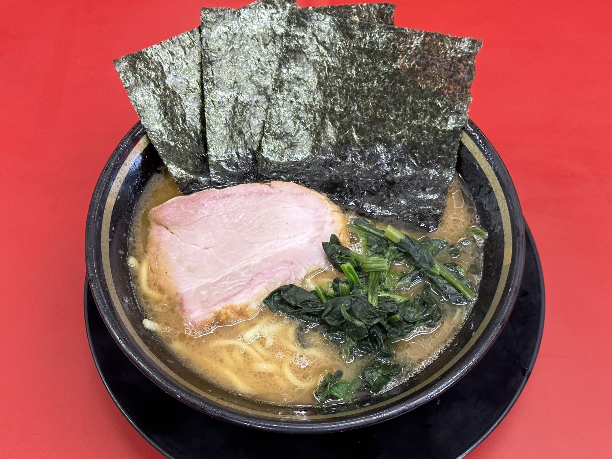 家系ラーメン王道いしいの人気の秘密！濃厚スープと並び方を徹底解剖