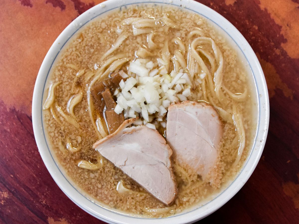 なぜ丼を覆う背脂？燕三条ラーメン誕生の真相と2026年名店番付