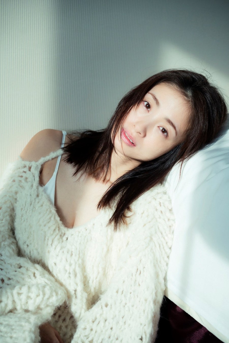 上戸彩の写真集を全網羅！歴代の傑作からプレミア本・撮影秘話まで徹底解説