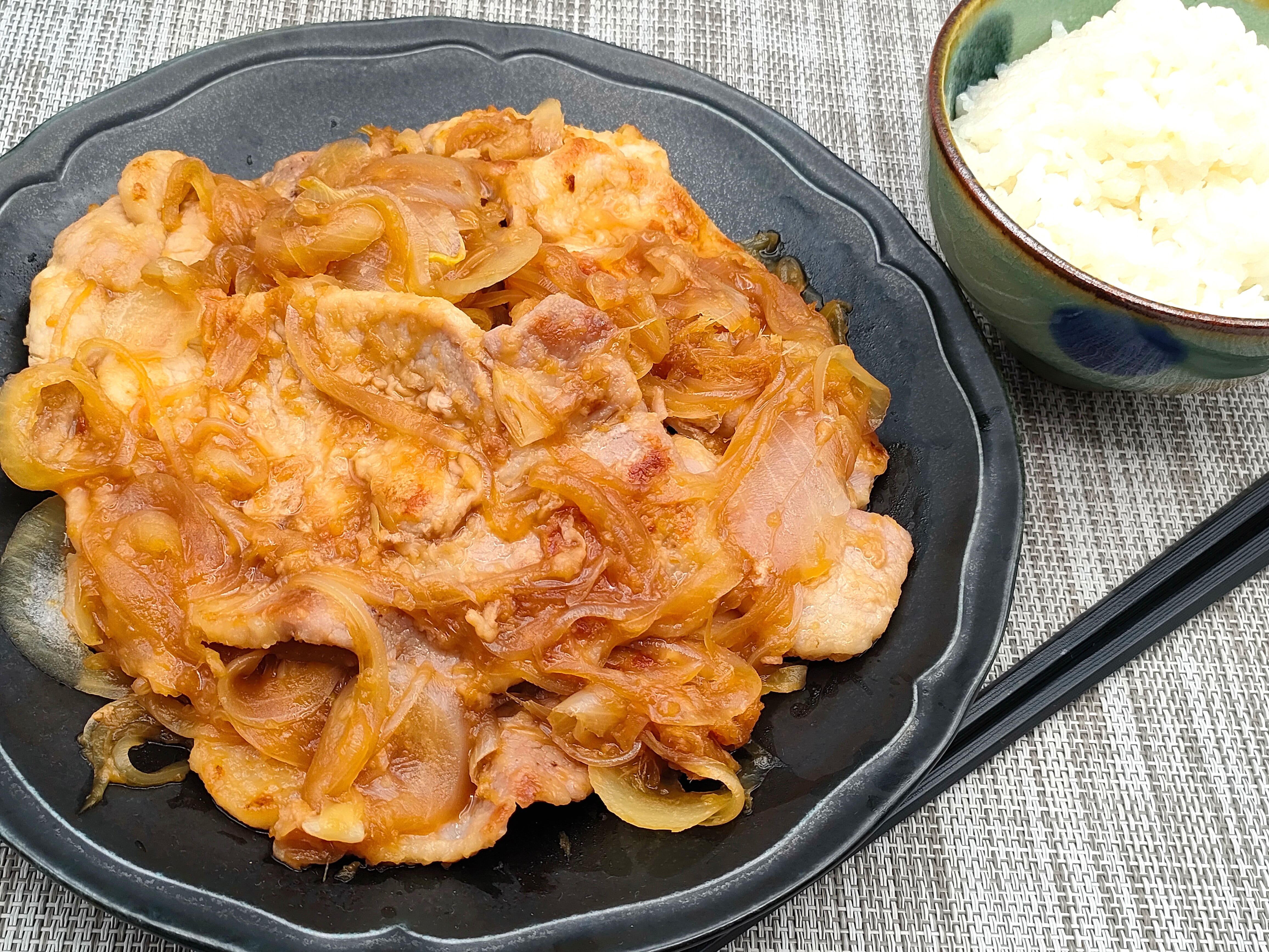 タモリ流生姜焼きの衝撃｜漬け込まない理由と小麦粉の裏技を徹底解明