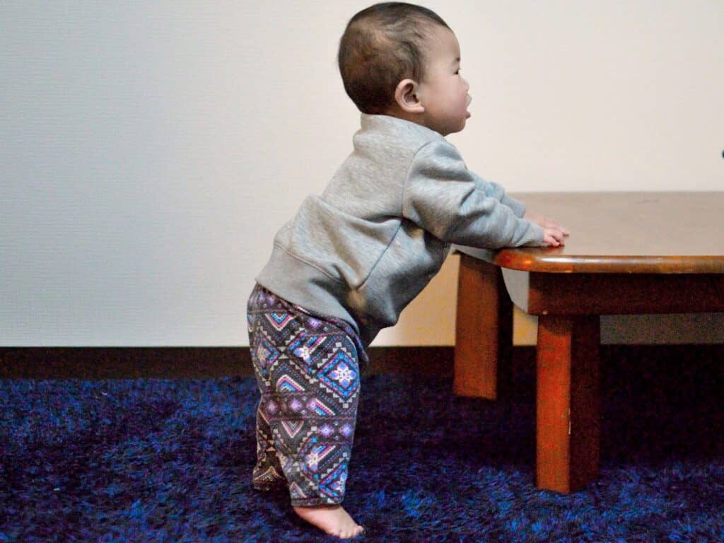 生後9ヶ月のつかまり立ちは遅い？早い？発達の目安と安全対策の決定版