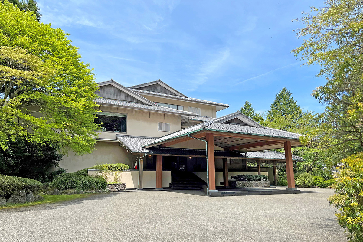芦ノ湖畔「龍宮殿」が人気な理由とは？富士山一望の絶景露天と日帰り料金を完全解説