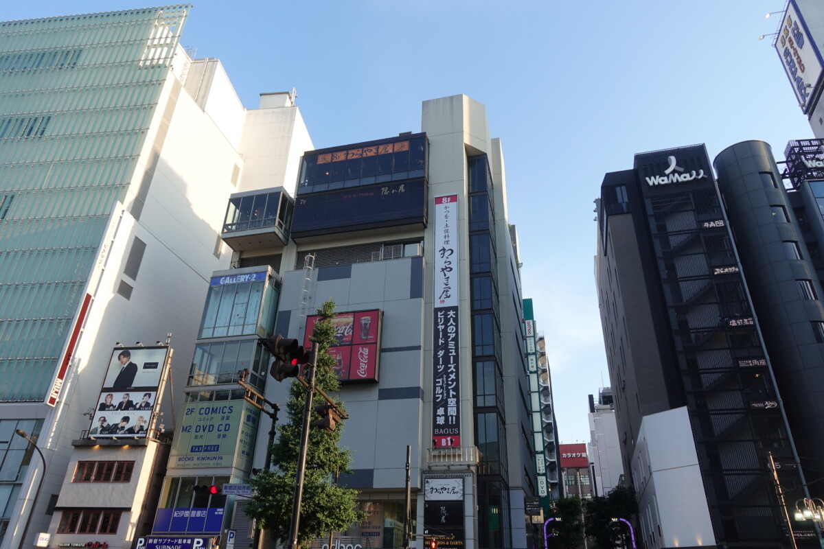 新宿アドホックビルの現在地｜解体の真相と人気テナント変遷の全貌