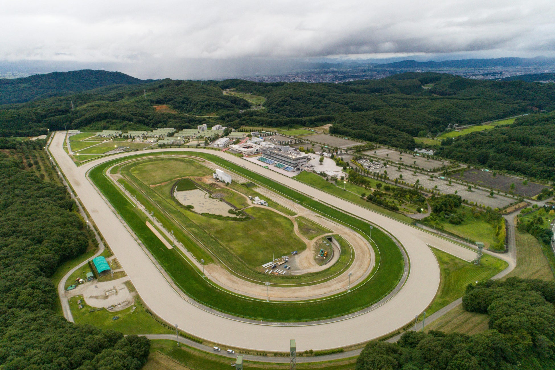 【2026最新】盛岡競馬場で勝つには？地方唯一の芝コース攻略法と名物グルメ