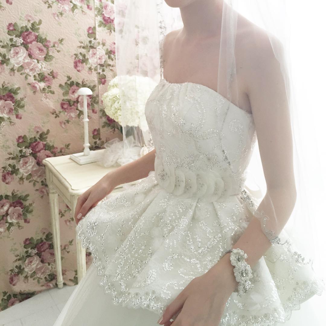 結婚式のペプラムドレスはマナー違反？着痩せの真相と2026年最新事情