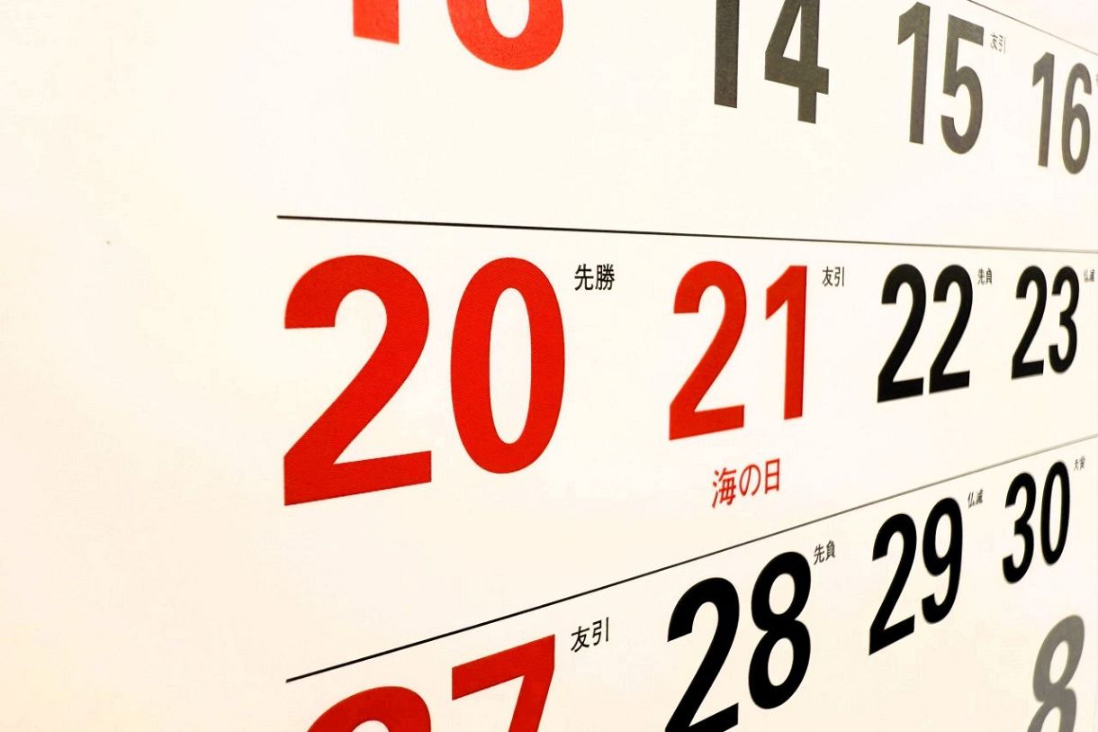 三連休の中日はなぜ超混雑？「なかび」の真相と2026年渋滞回避の極意