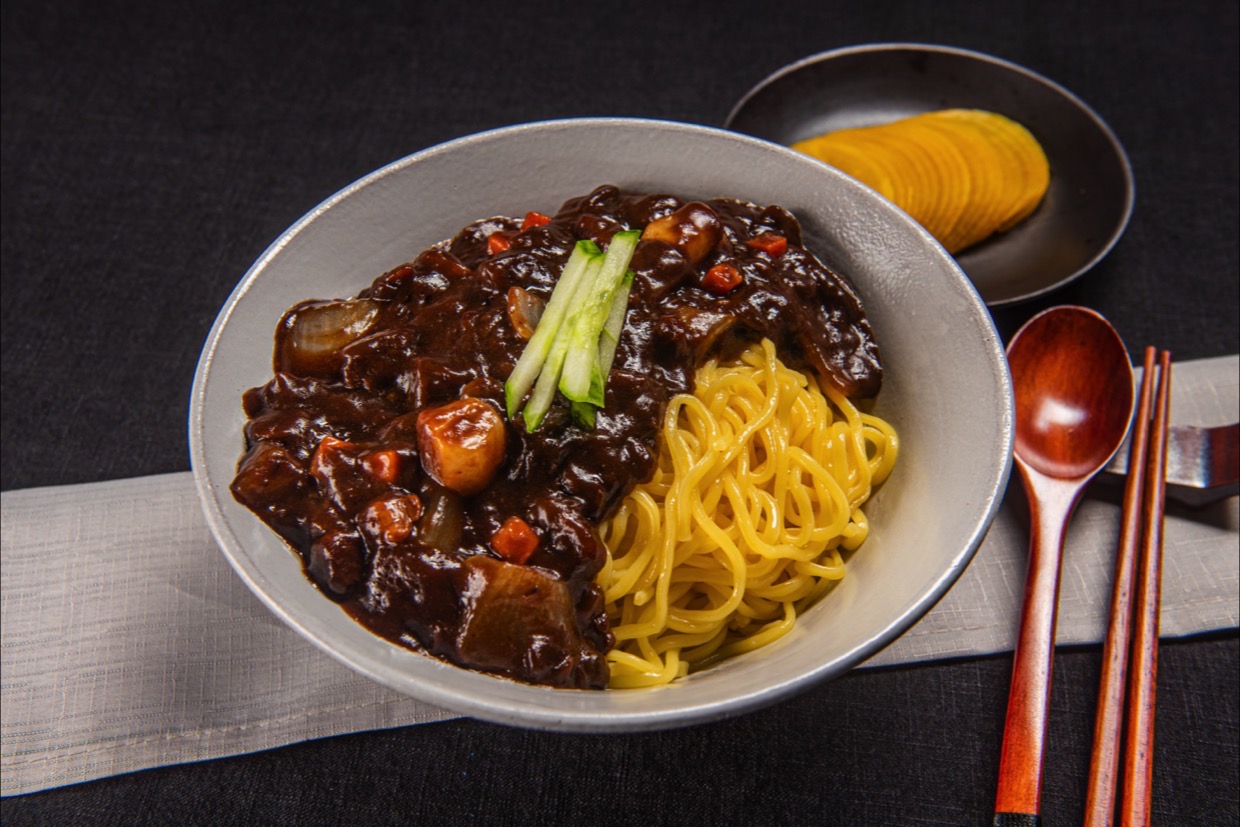 ジャージャー麺の意味とは？漢字「炸醤麺」の語源と担々麺との違いを徹底解説