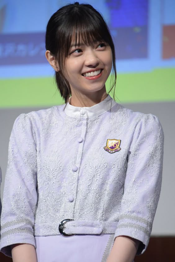 なぜ貧乳熟女画像が熱狂を呼ぶのか？スレンダー美魔女人気の真相