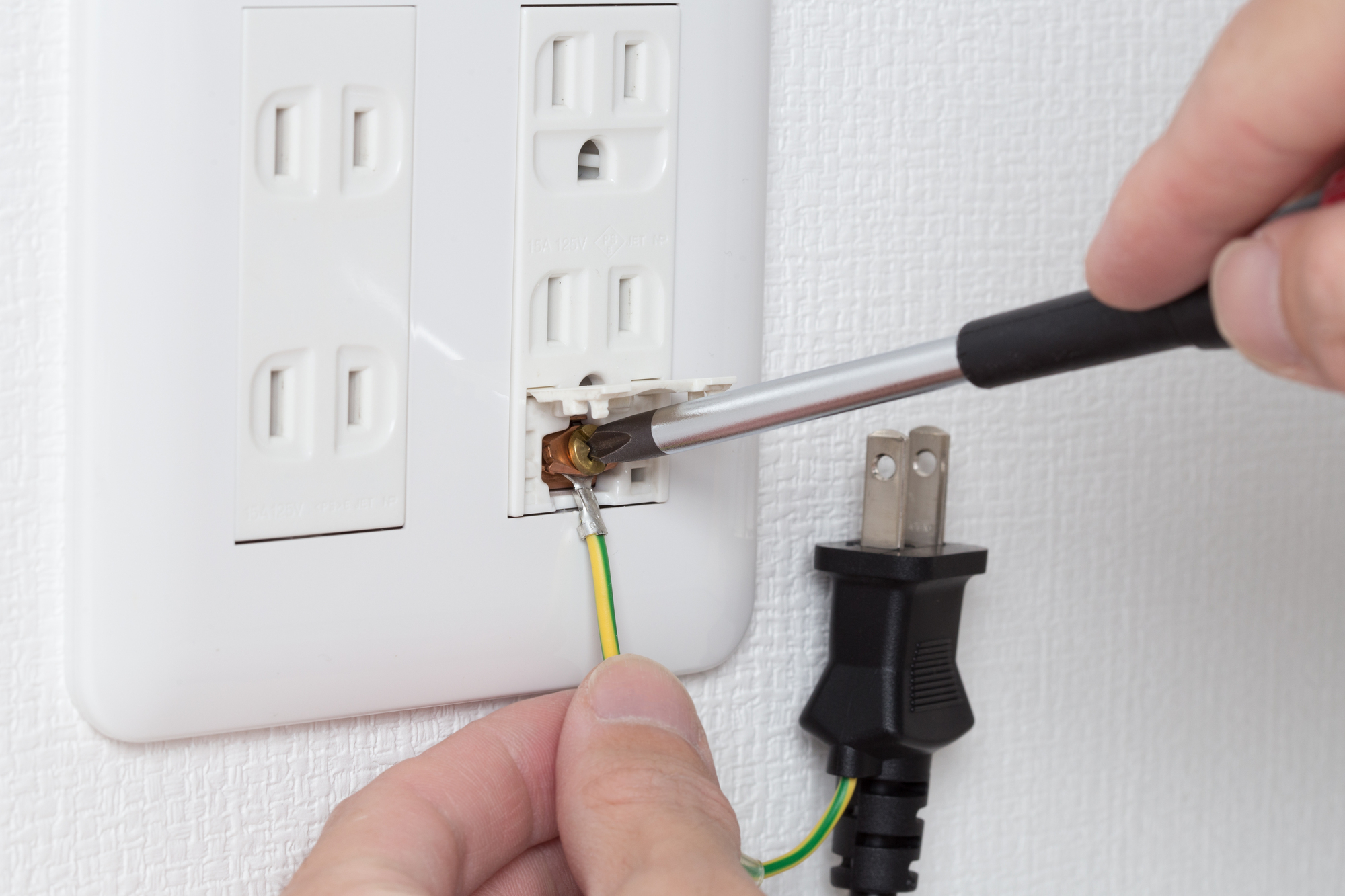 電子レンジのアース線は本当に不要？付けない危険性と賃貸の解決策