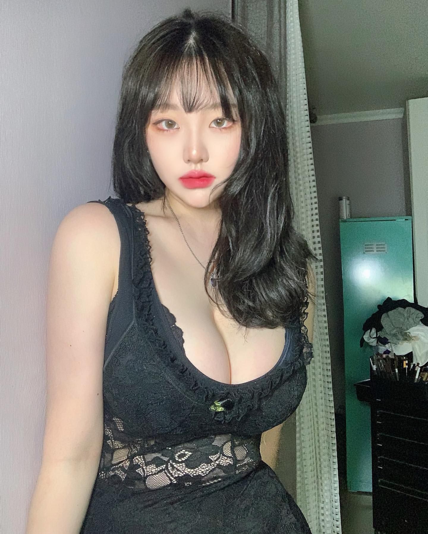 胸美人の絶対条件とは？黄金比率とハリを保つ最新美乳ケアの真相