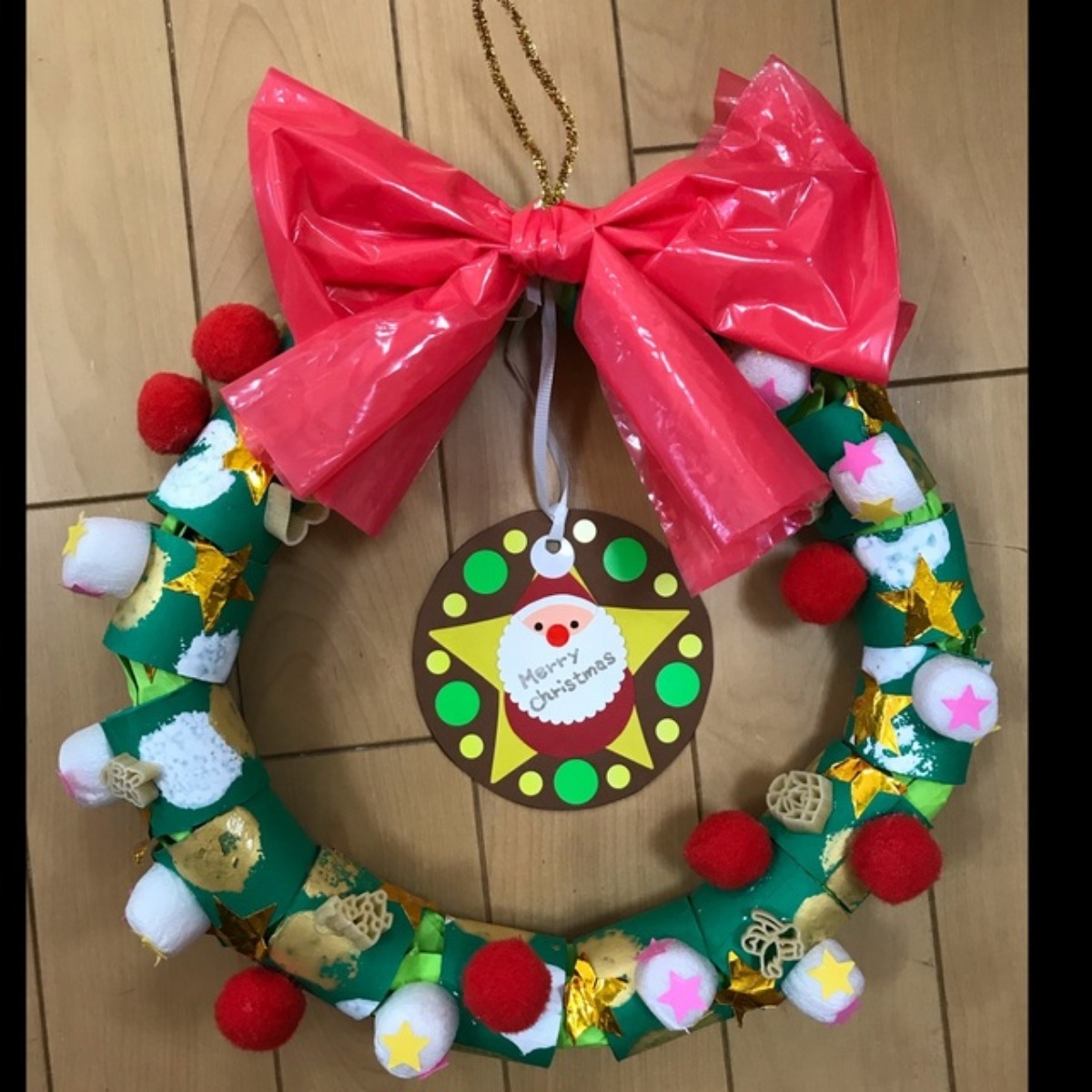 1歳児が夢中！クリスマスリース製作の簡単アイデアと安全な指導案のコツ
