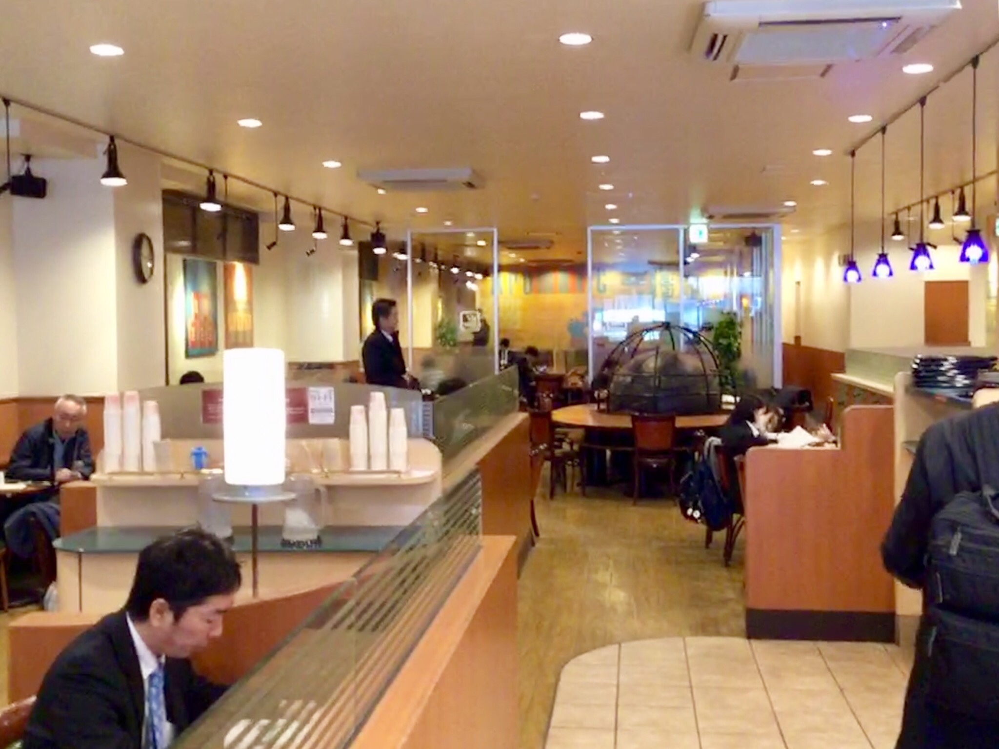 カフェ・ベローチェ博多駅筑紫口店の電源・喫煙と混雑実態を徹底解剖
