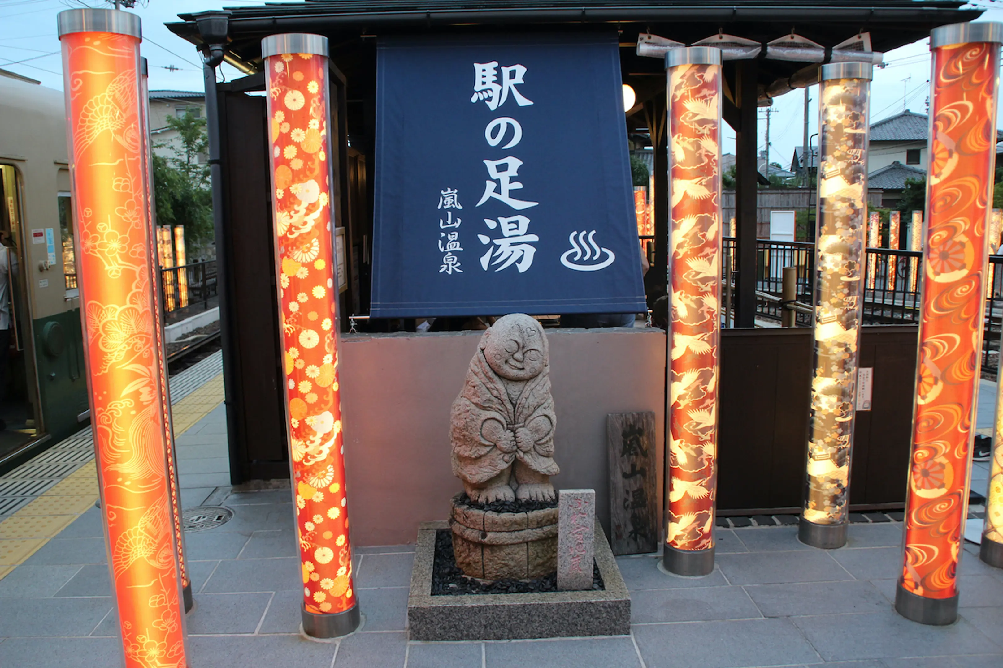 嵐電嵐山駅の足湯完全ガイド！料金やタオルの買い方・混雑攻略法