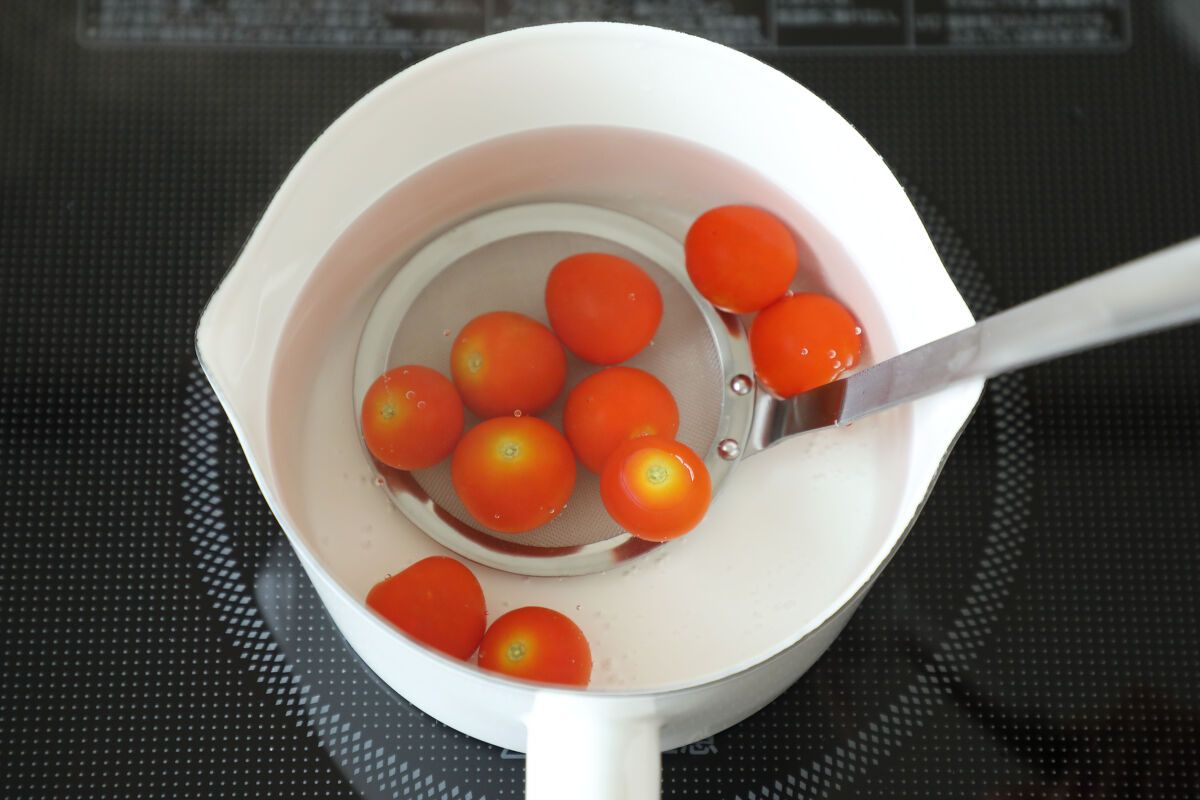 ミニトマトの湯むきを簡単に！一瞬でツルンと剥ける裏技と時短テク