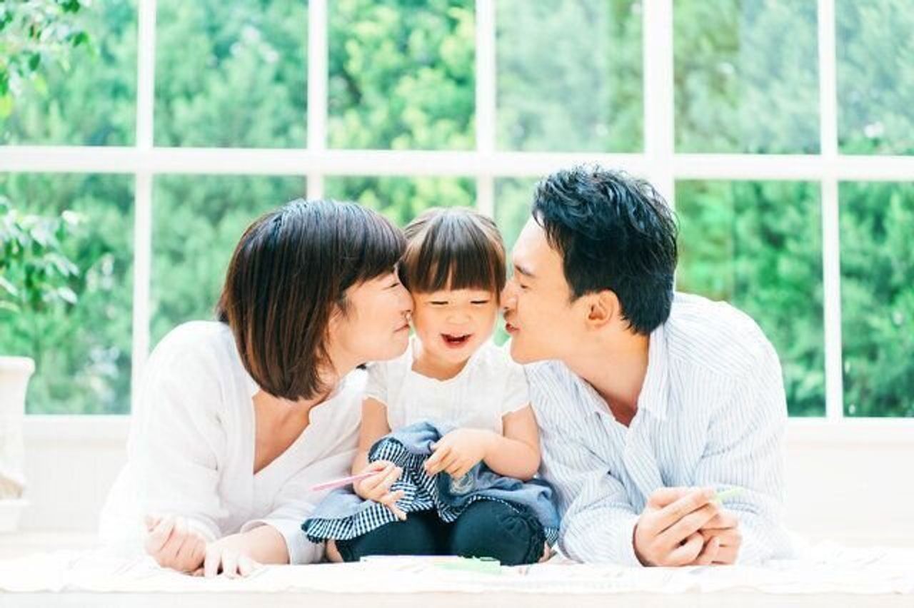 「親がラブラブ」は毒になる？子供が抱く疎外感と心理的影響の真相