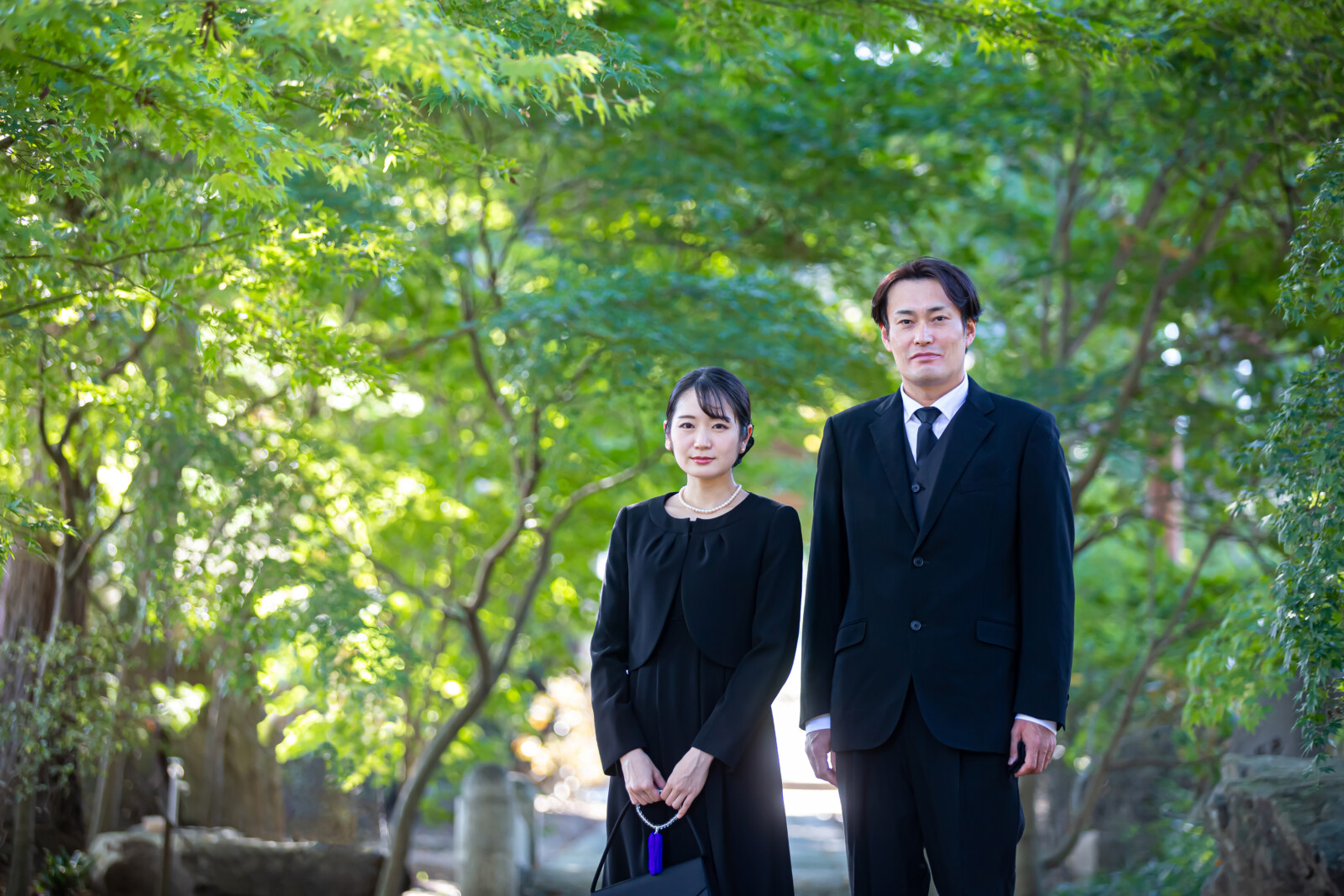夏の葬儀で半袖はマナー違反？猛暑の喪服選びと上着・素足Ngの真相