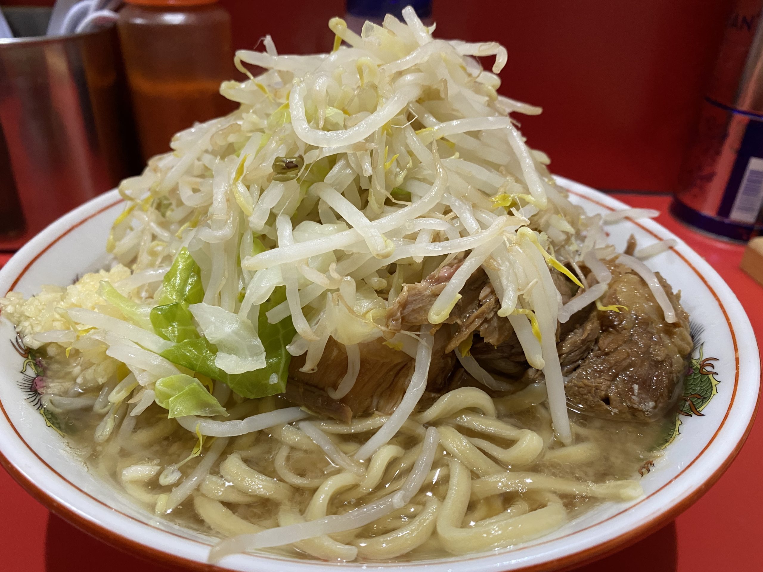 千葉の激戦区を揺るがす「黄色い看板」の正体——2026年、ラーメン二郎千葉店が惹きつけて止まない熱狂の理由
