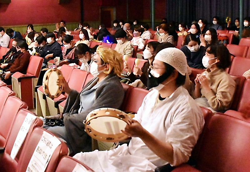 応援上映とは？声出しルールや持ち物・通常上映との違いを徹底解説