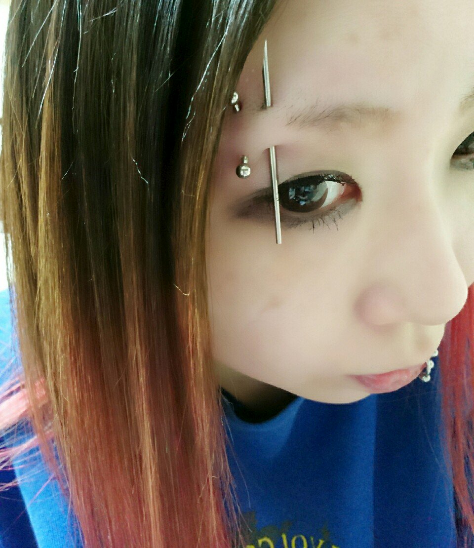 眉ピアスは透明ならバレない？排除リスクを防ぐ隠し方と素材の鉄則