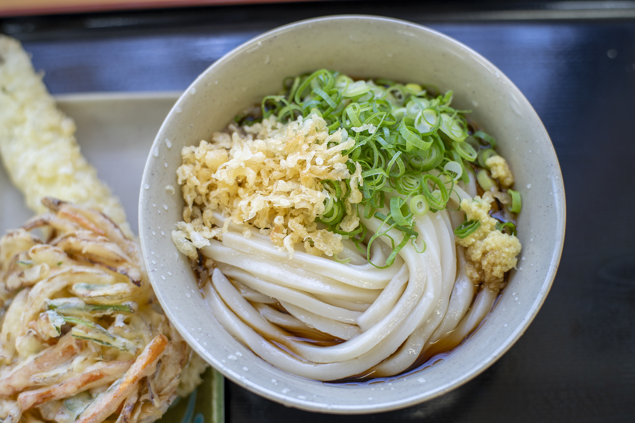 手打ちうどんますやに行列が続く理由｜肉うどんの真価と混雑回避策