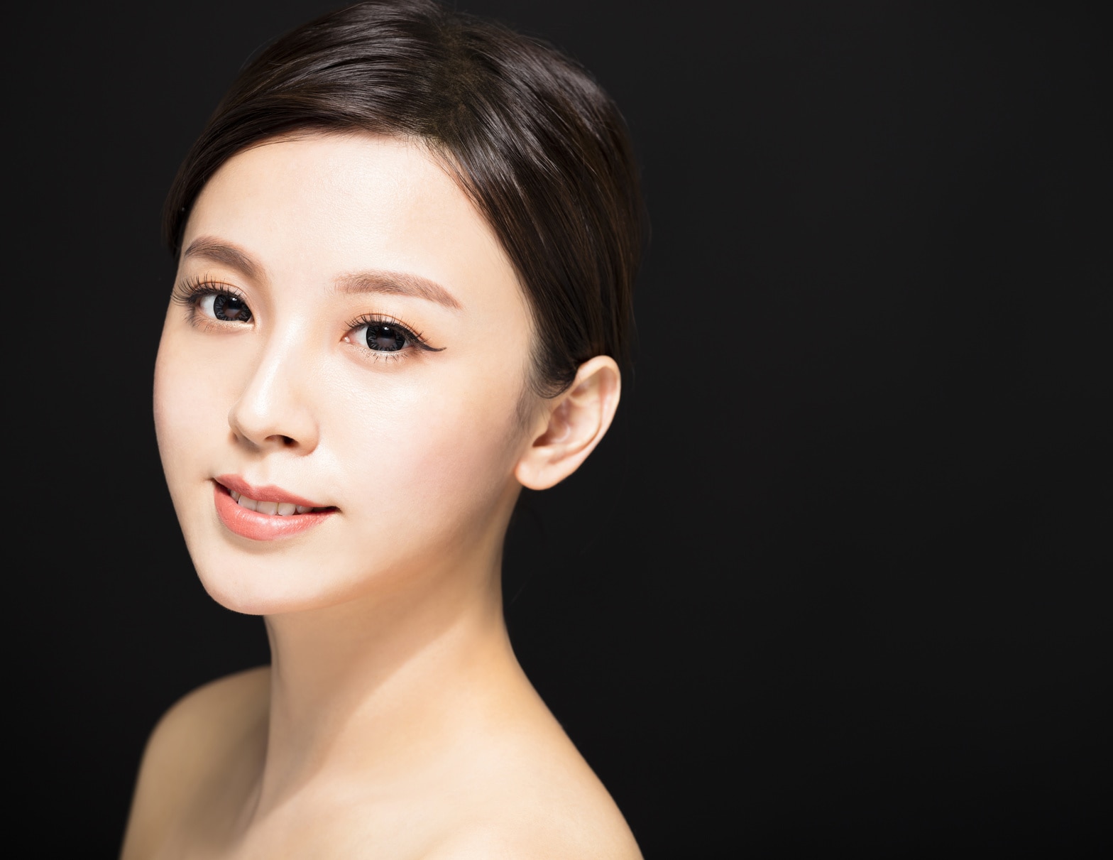 片方だけ二重の真相｜突然の左右差の正体と自力改善・最新施術の全貌