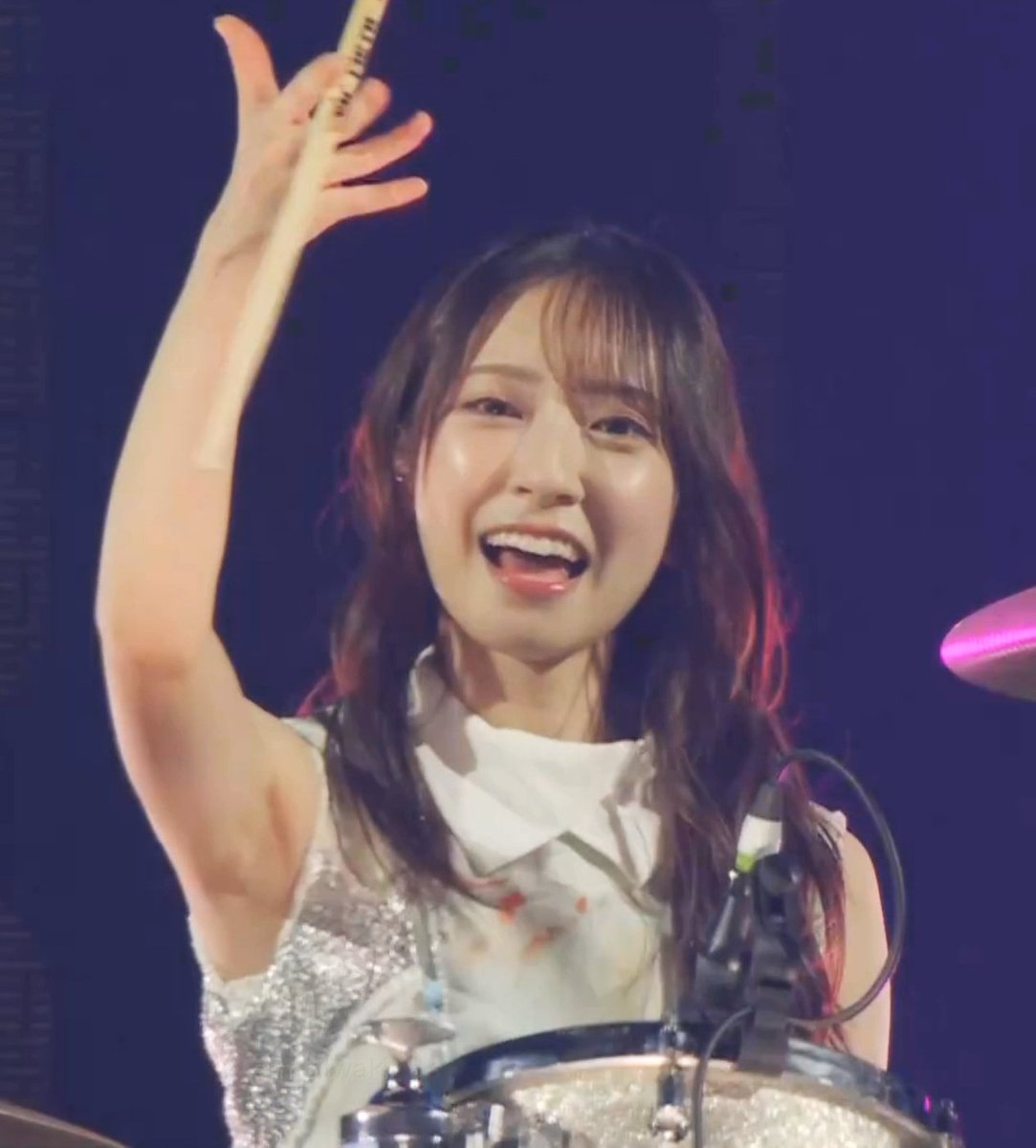 日向坂46の脇が話題沸騰の真相｜ノースリーブ衣装とライブ演出の美学