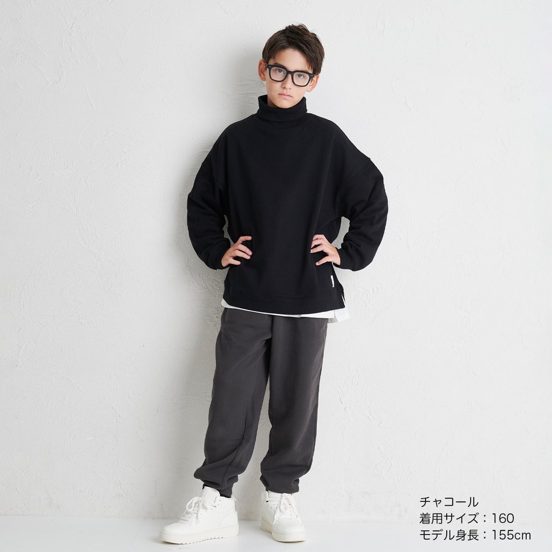 部屋着見えを完全回避！チャコールスウェット最旬着こなし術2026