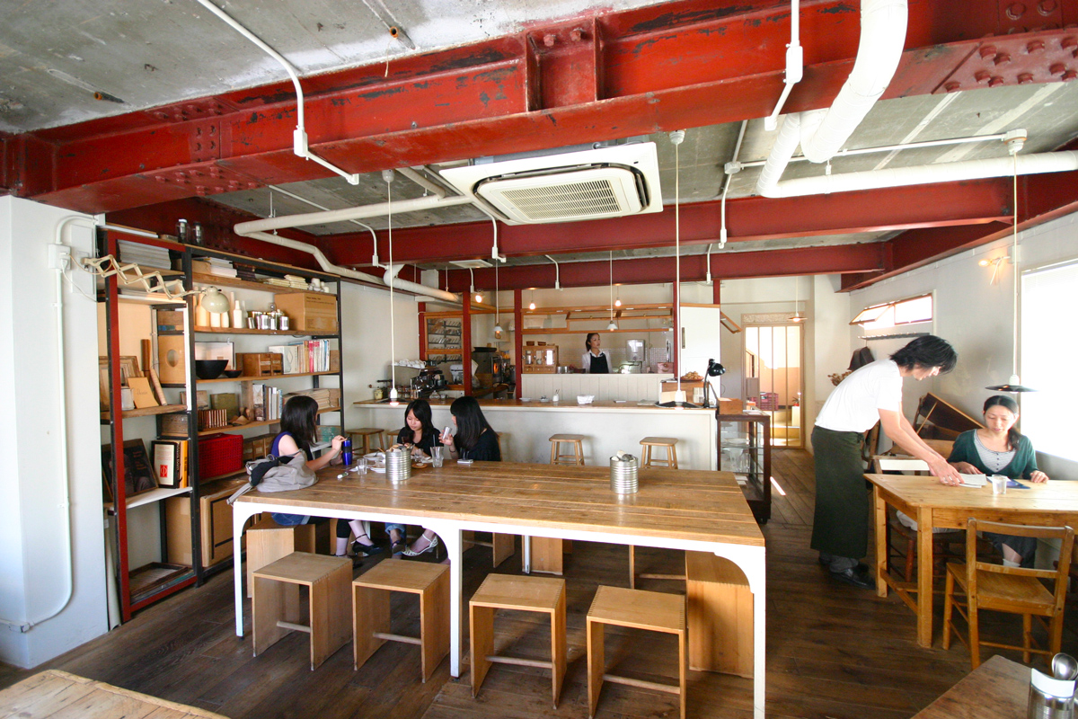 【2026年最新】神戸・元町の隠れ家「Cafe&Bar Anthem」が世代を超えて愛され続ける真の理由