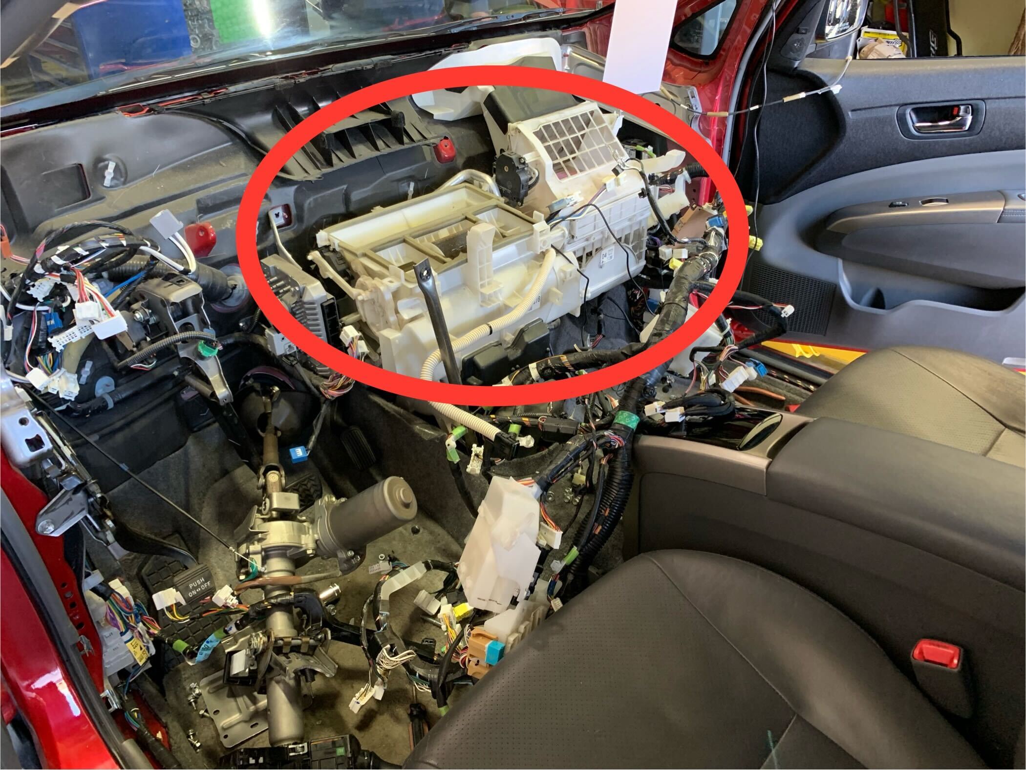 車のエアコンが臭い原因と撃退法！酸っぱいカビ臭を消すプロの技