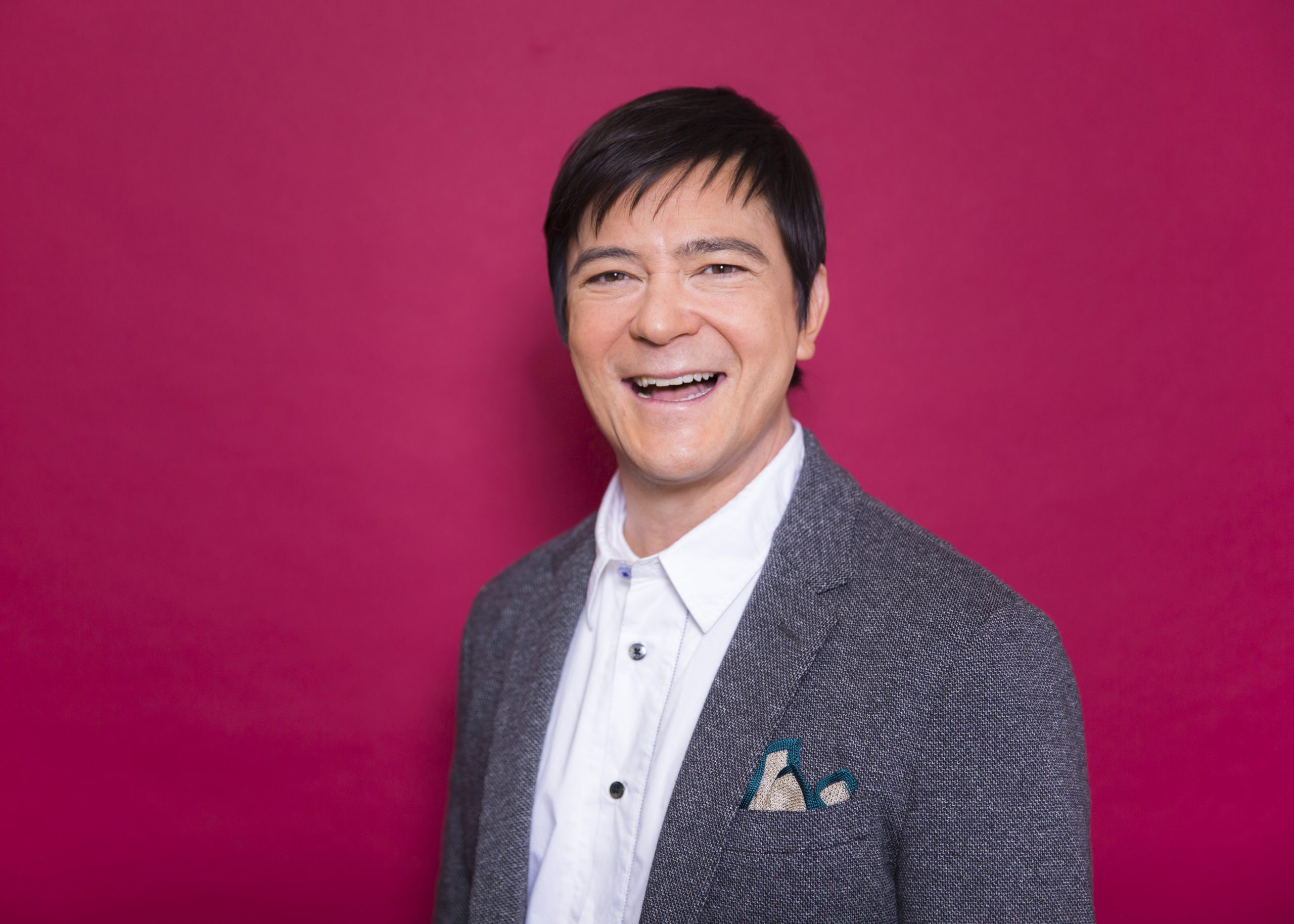 川平慈英の現在と結婚の真相！兄ジョン・カビラとの絆や熱い名言の裏側
