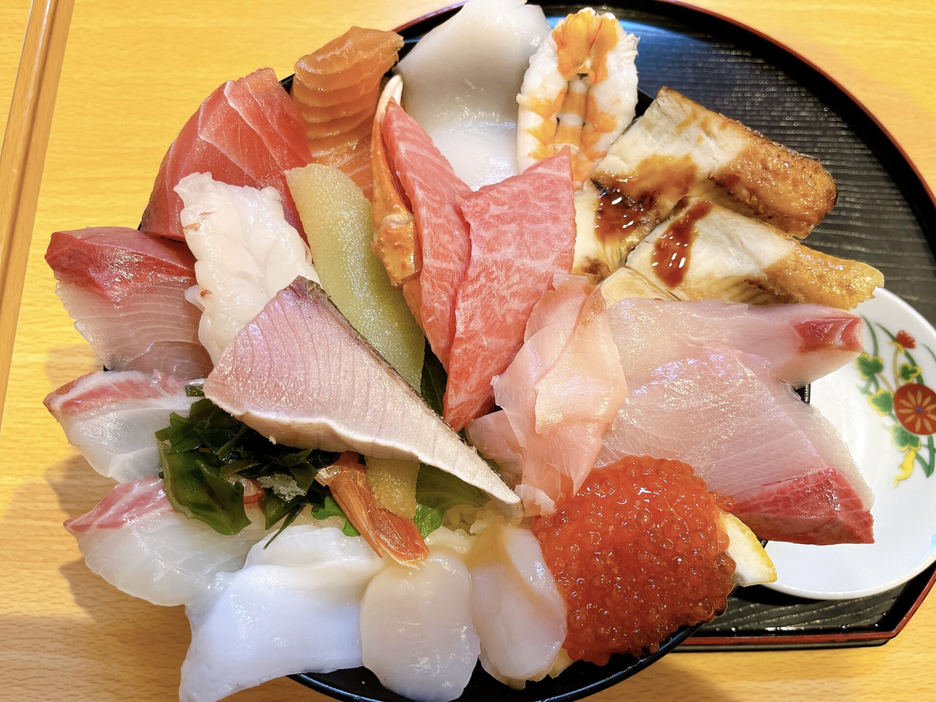 魚しんの海鮮丼はなぜ並ぶ？圧倒的コスパの真相と最新攻略ガイド