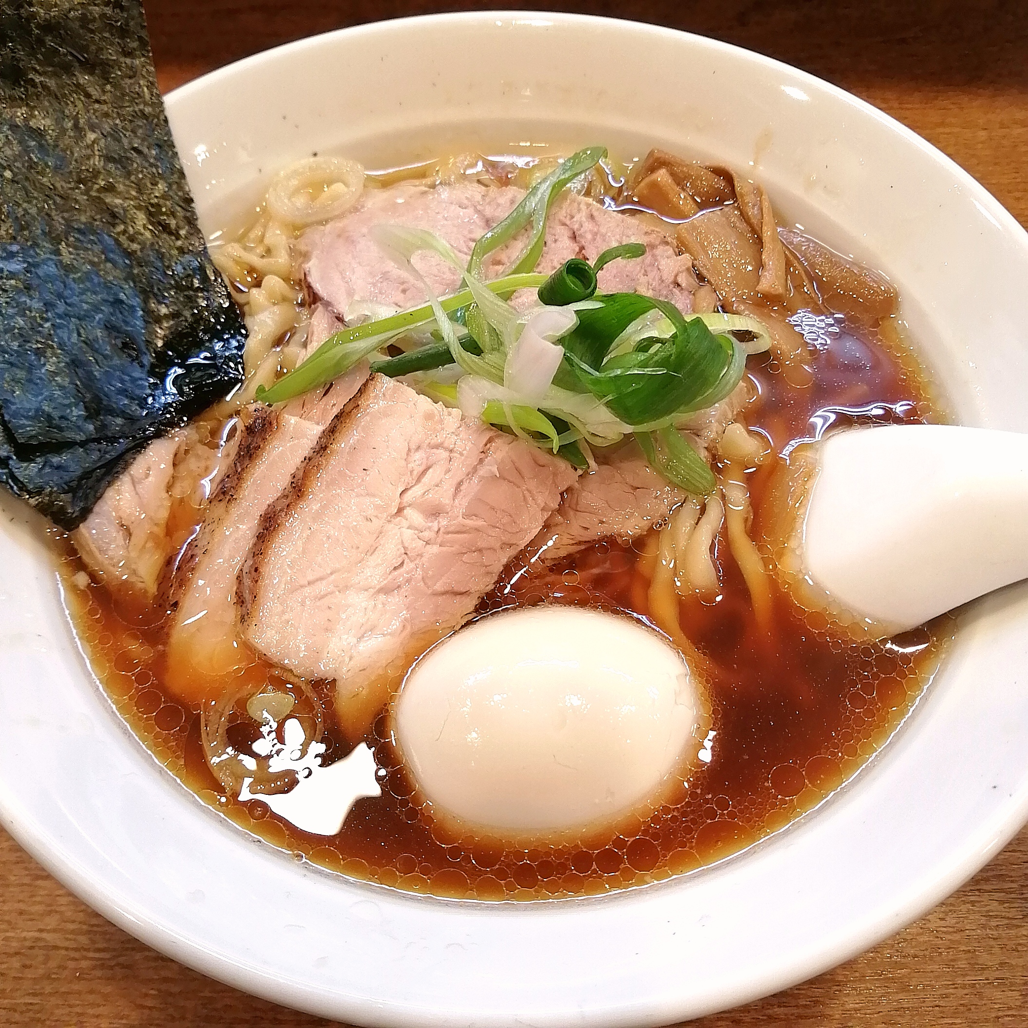 高円寺「山と樹」の自家製手揉み麺を徹底解剖！行列と味の真髄