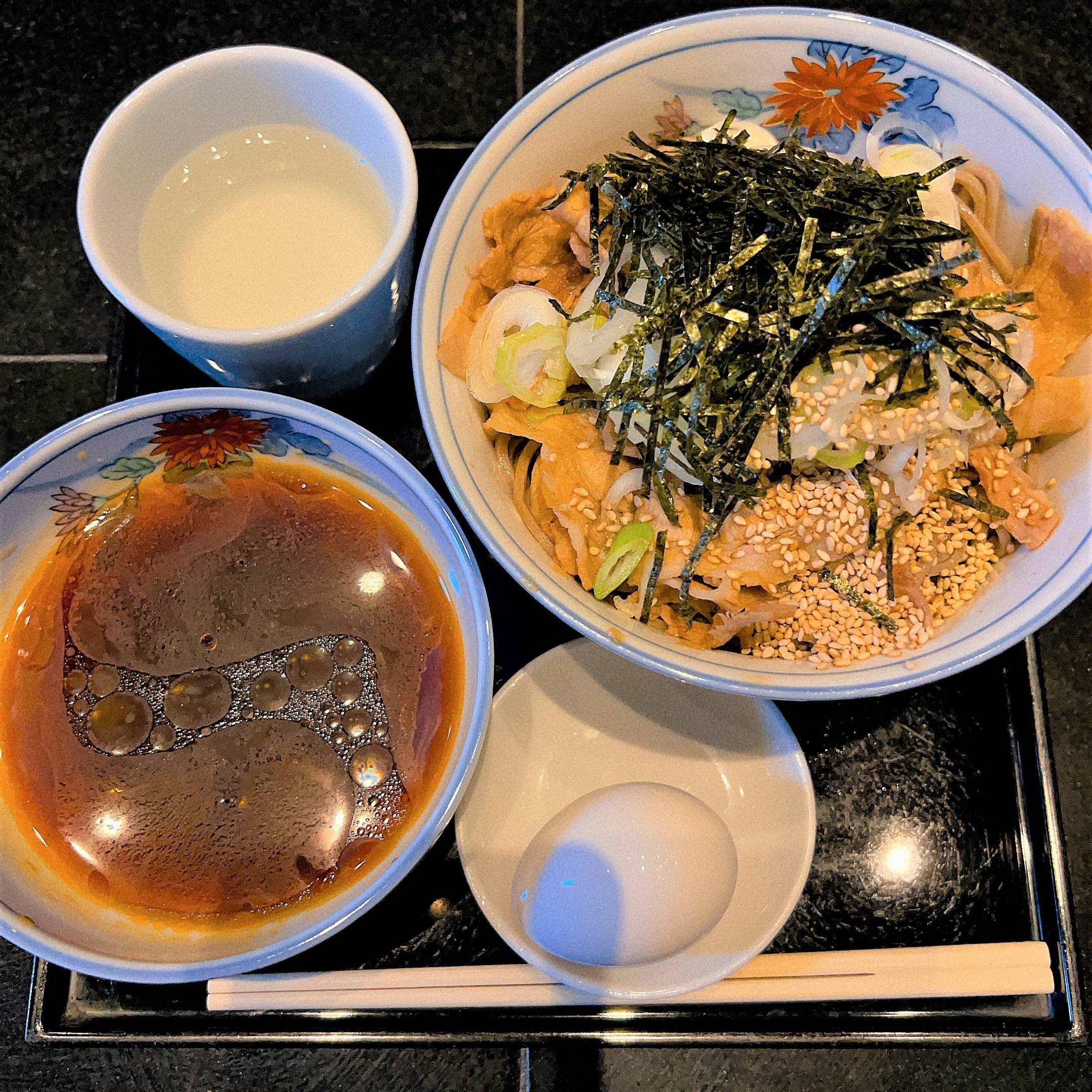 港屋２の現在と看板なき名店の謎！冷たい肉そばの値段と注文法を全解剖