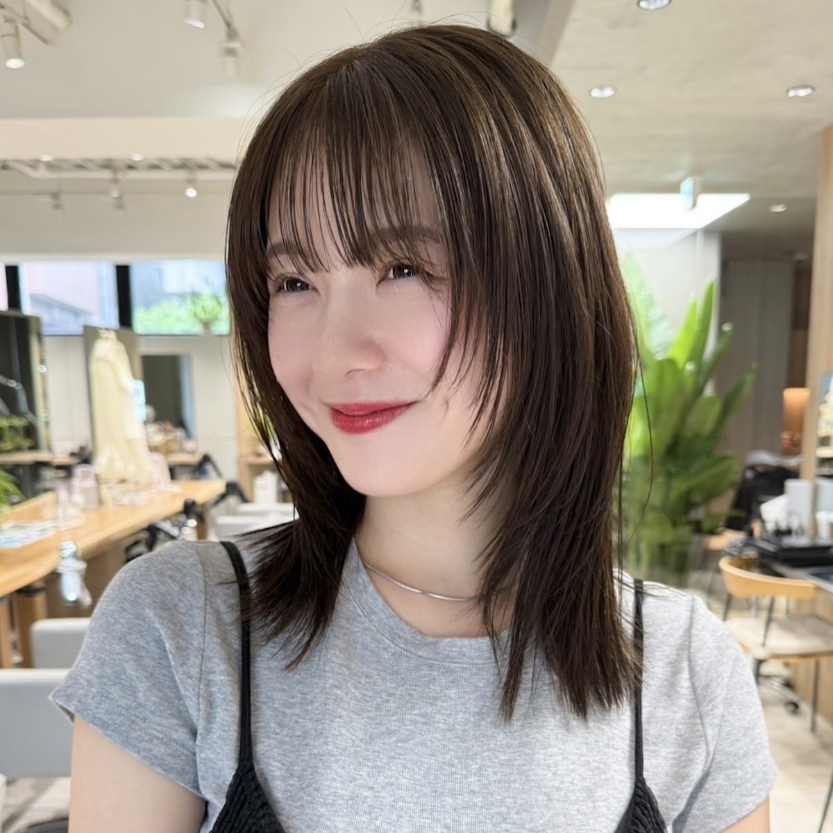 ミディアムストレートレイヤー最新解剖｜抜け感と小顔を作る黄金比