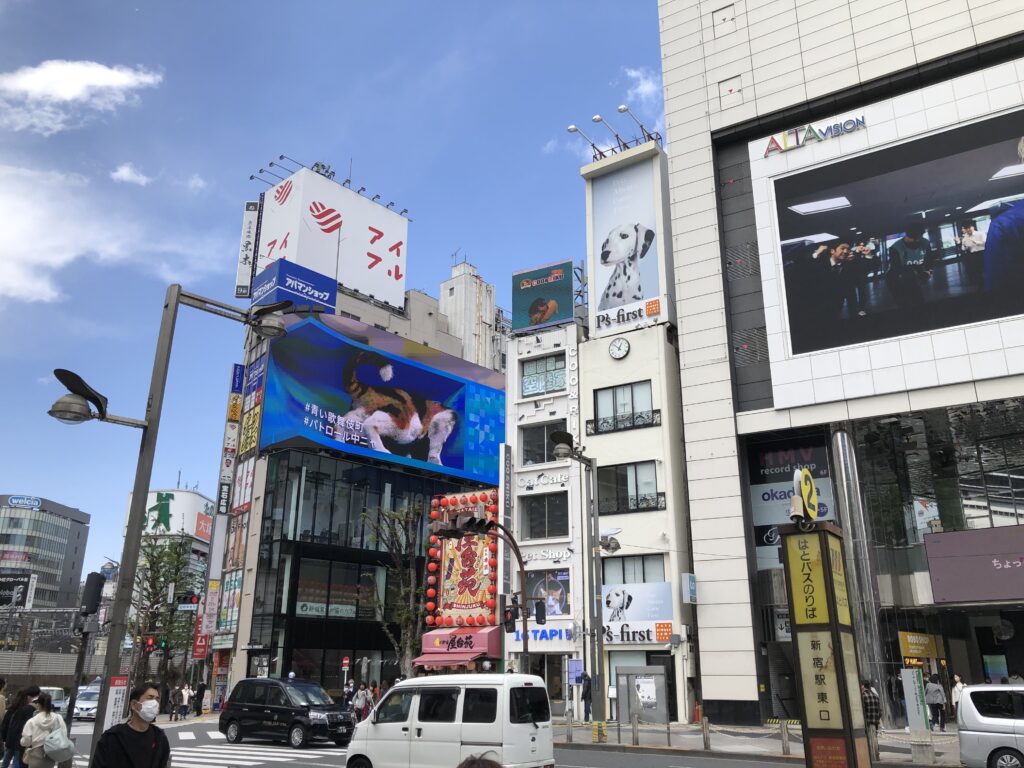 新宿駅から歌舞伎町への最短ルート！東口の罠と雨に濡れない行き方ガイド