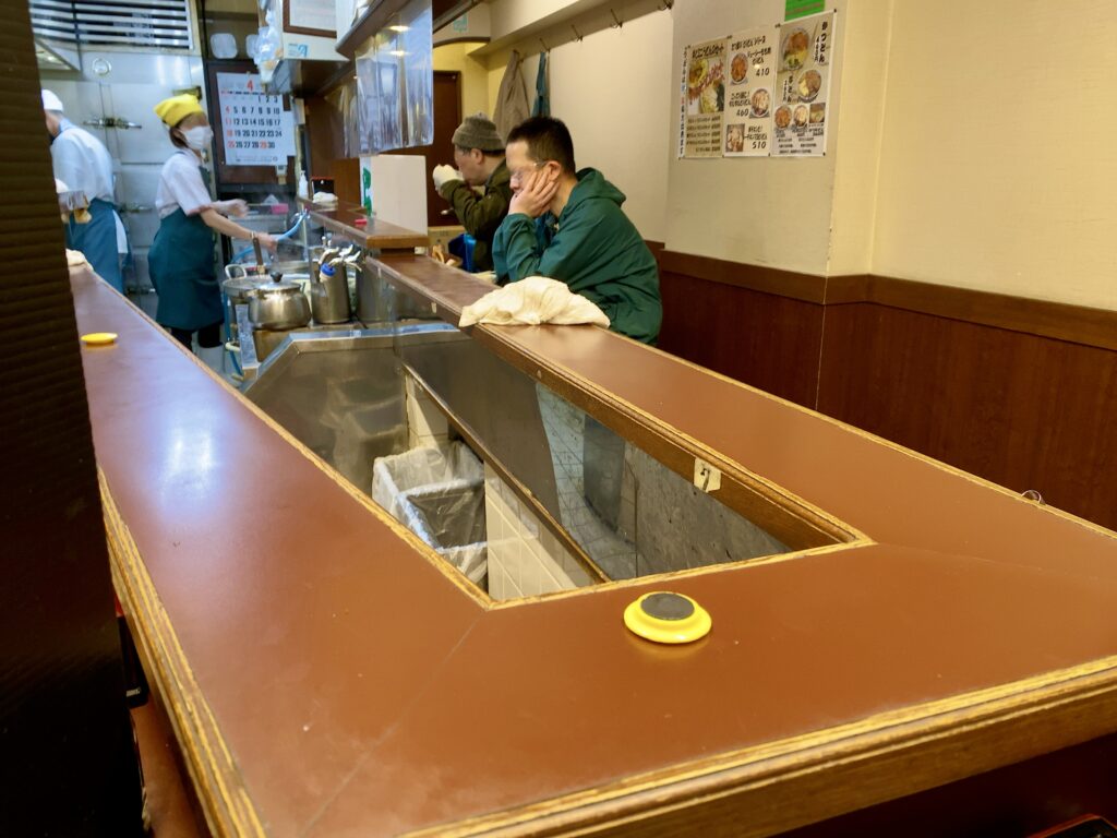 新宿の老舗たつ屋の牛丼に迫る！昭和レトロな魅力と現在メニューを解剖