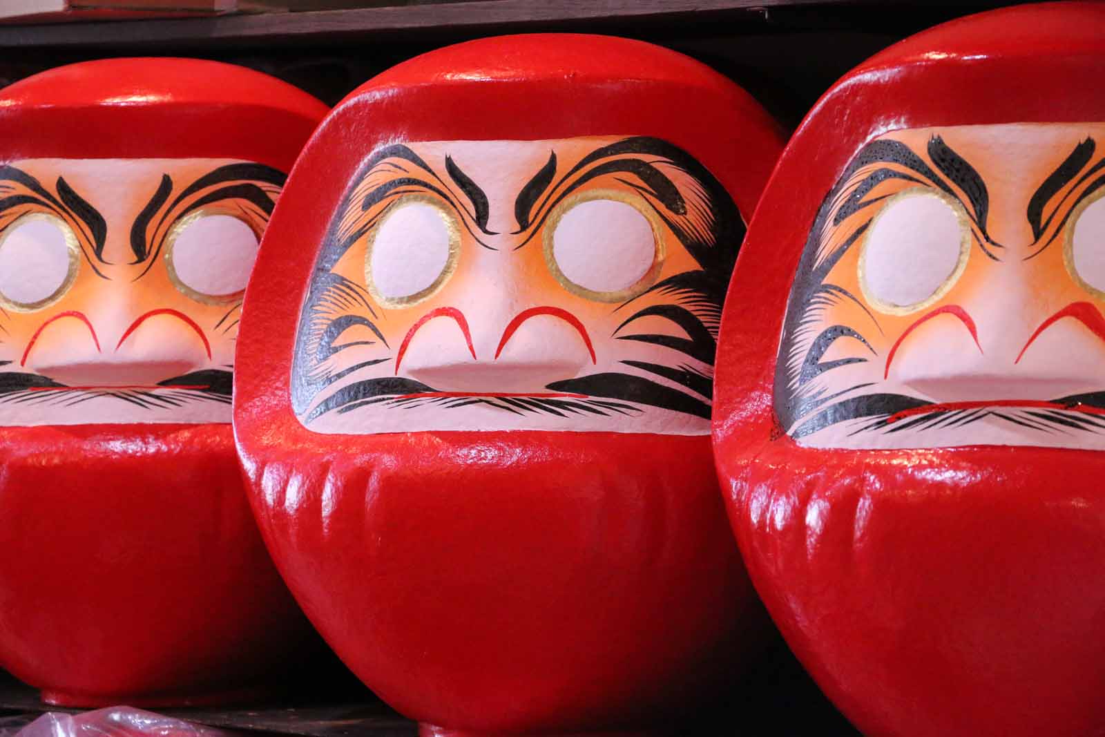 だるまの目入れは左右どっち？正しい作法と願いを叶える決定版手順