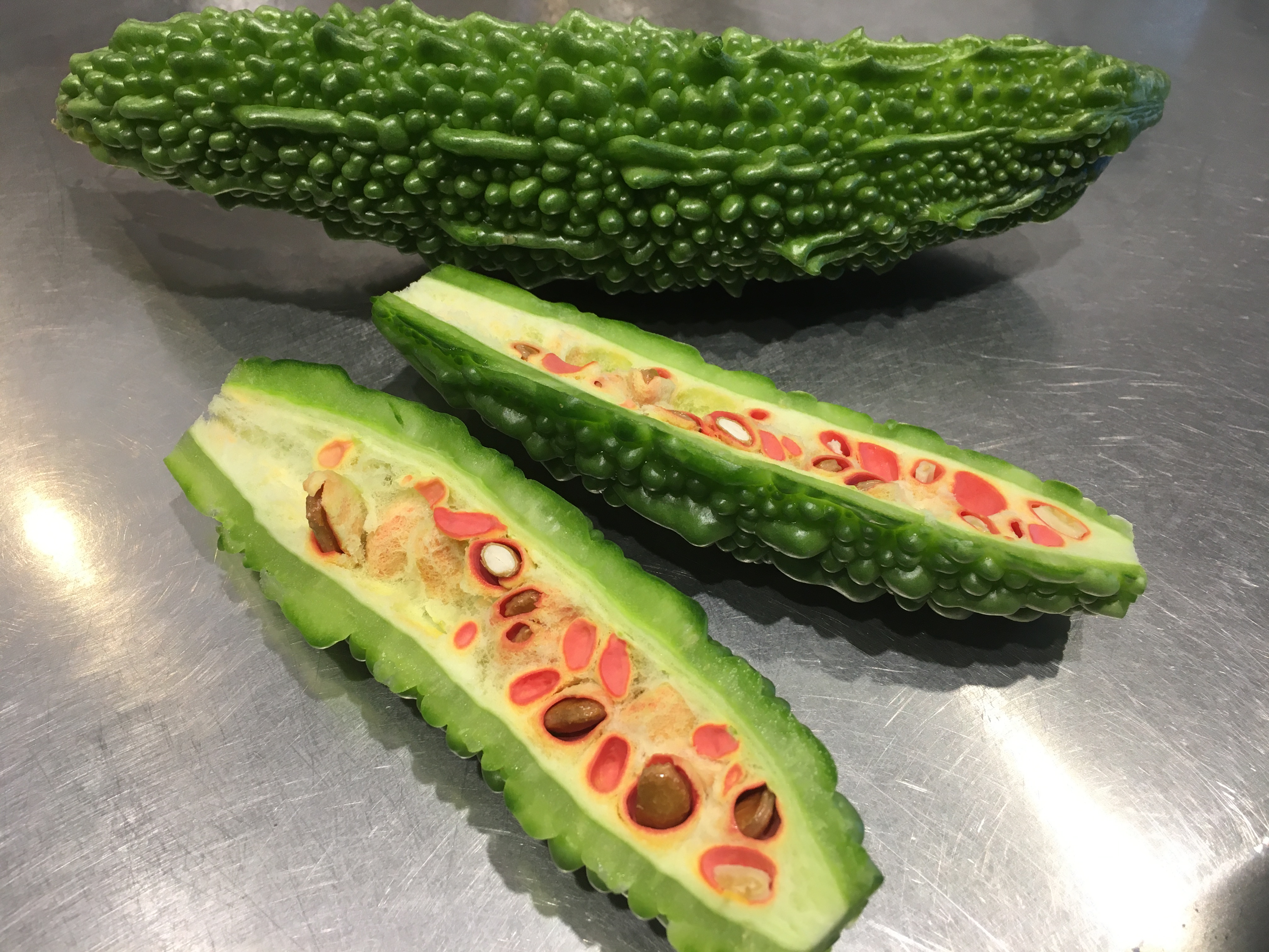 ゴーヤの種が赤い理由と毒性は？完熟サインと甘い食べ方を徹底解説
