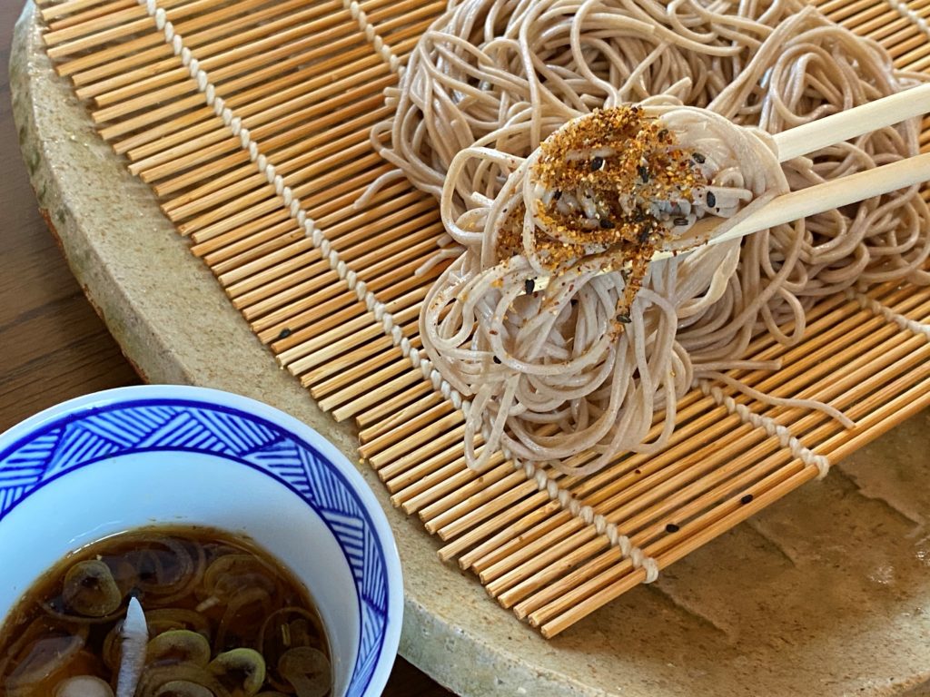 蕎麦に七味をつゆへ入れるのはNg？通が麺にかける理由と老舗の流儀