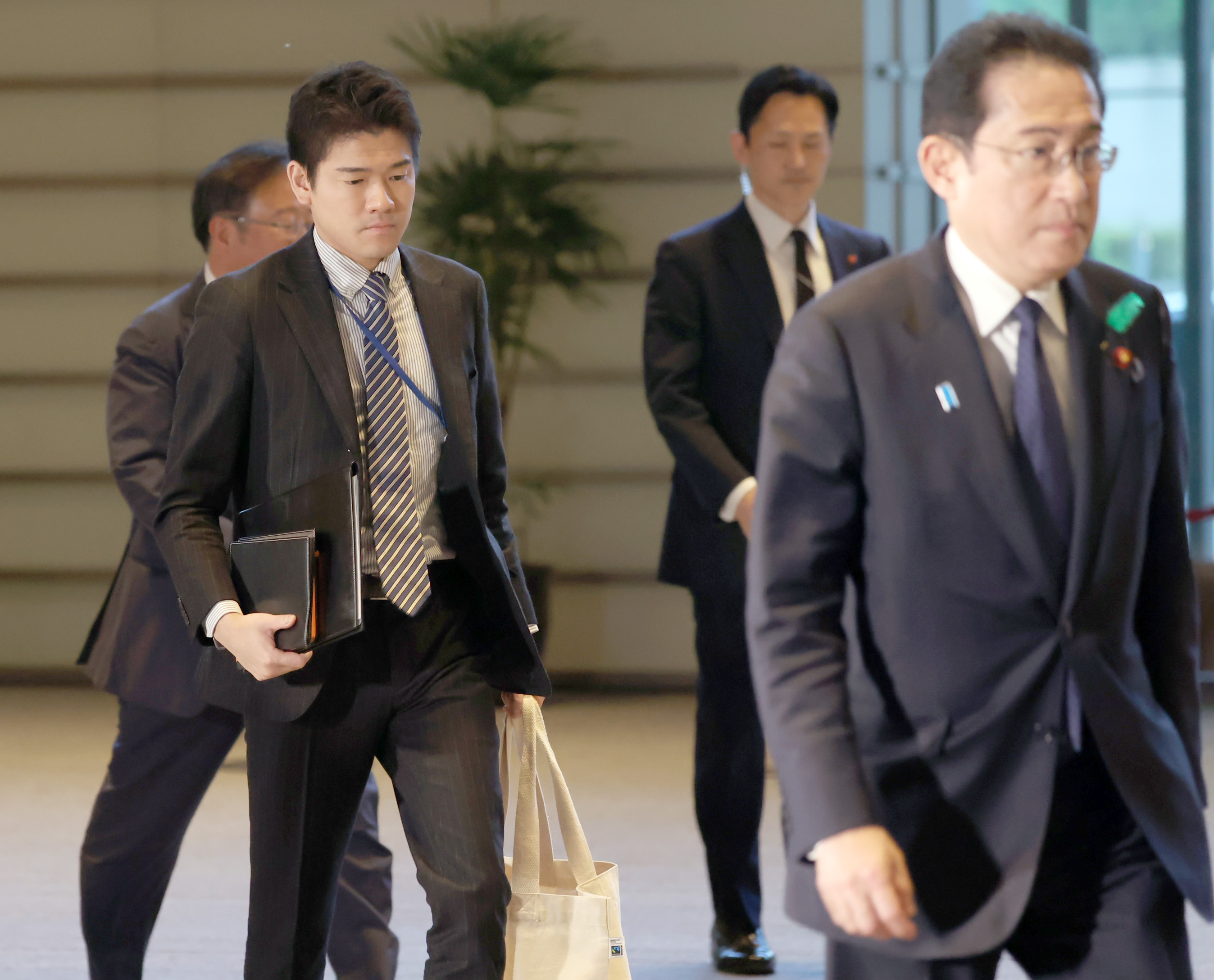 岸田文雄の息子3人の学歴・経歴と現在｜長男翔太郎の騒動と後継の真相