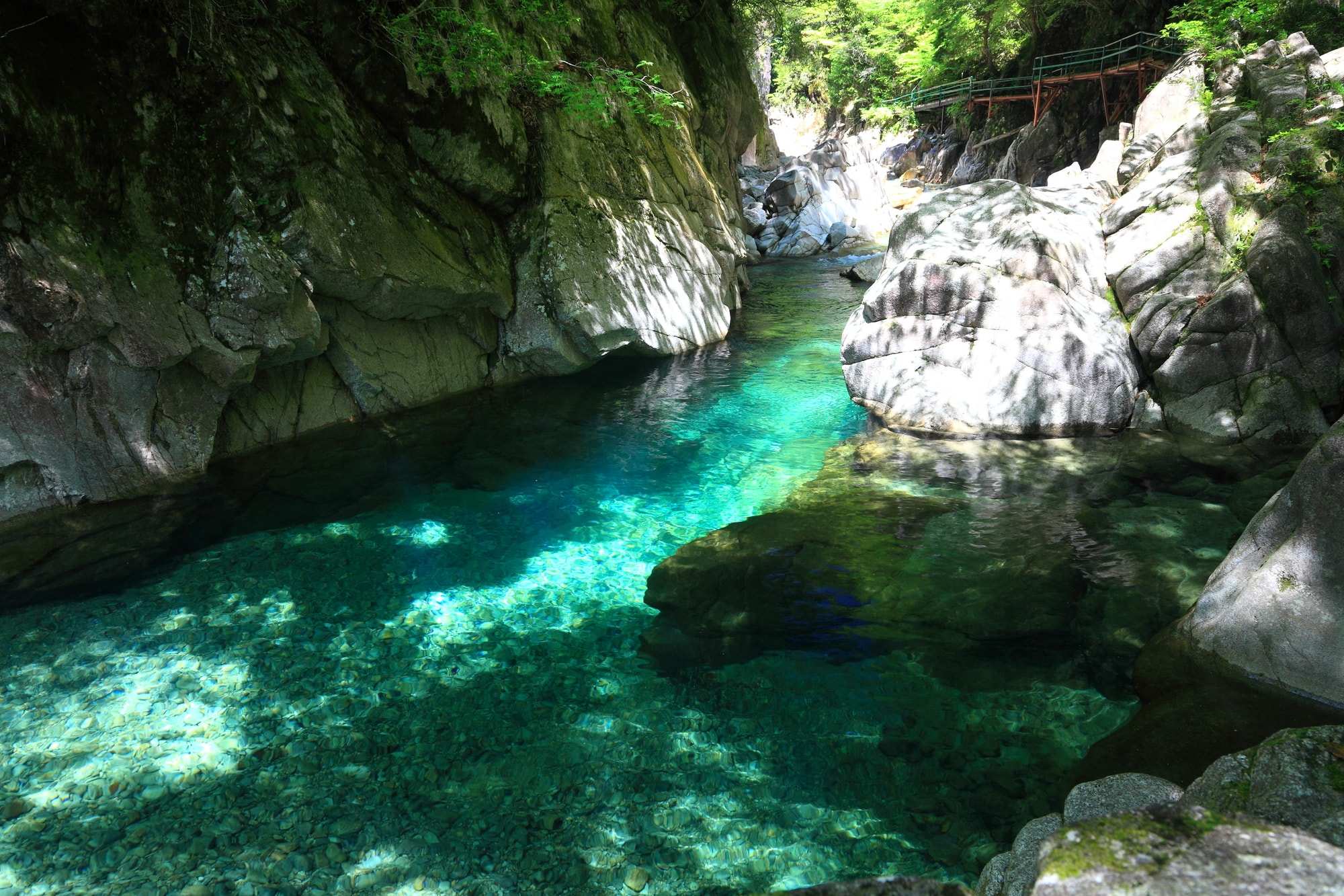 長野・柿其渓谷の絶景！息をのむ青の秘密と牛ヶ滝の歩き方