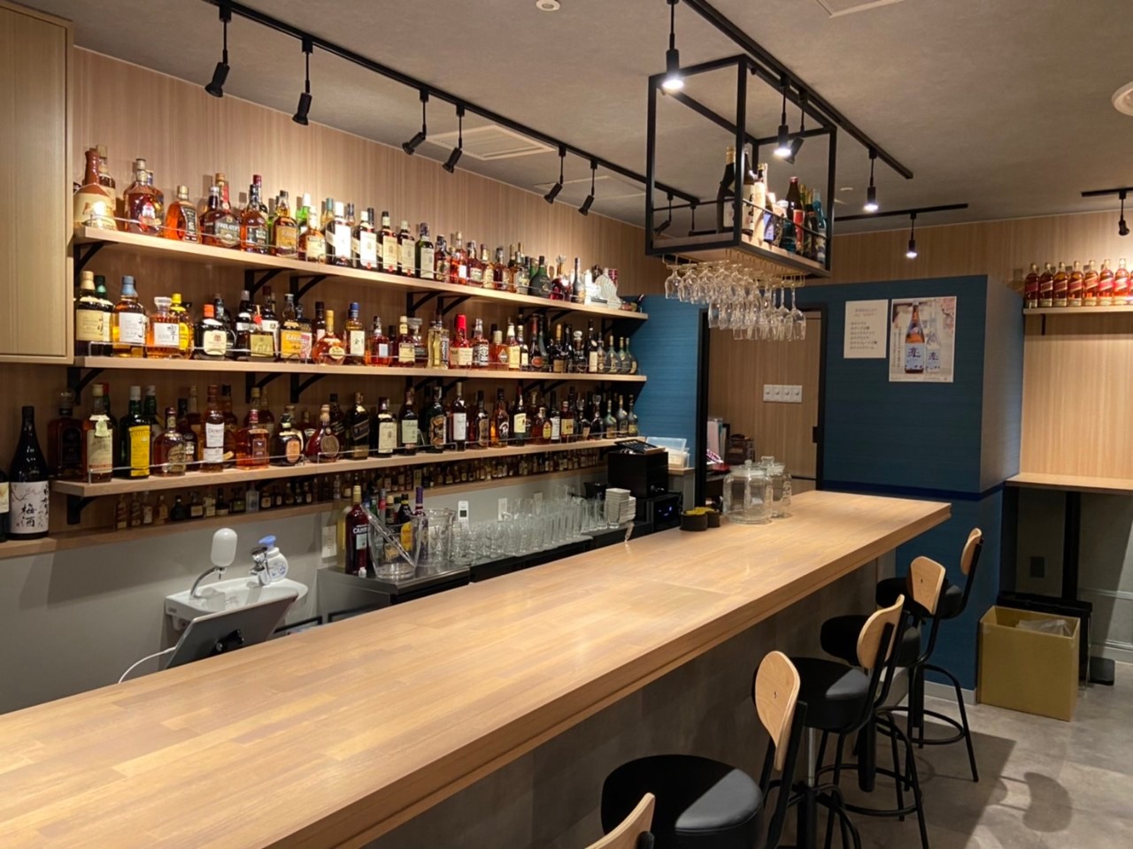 お酒の美術館が話題の理由は？チャージ無料と持ち込みの真相を徹底解剖