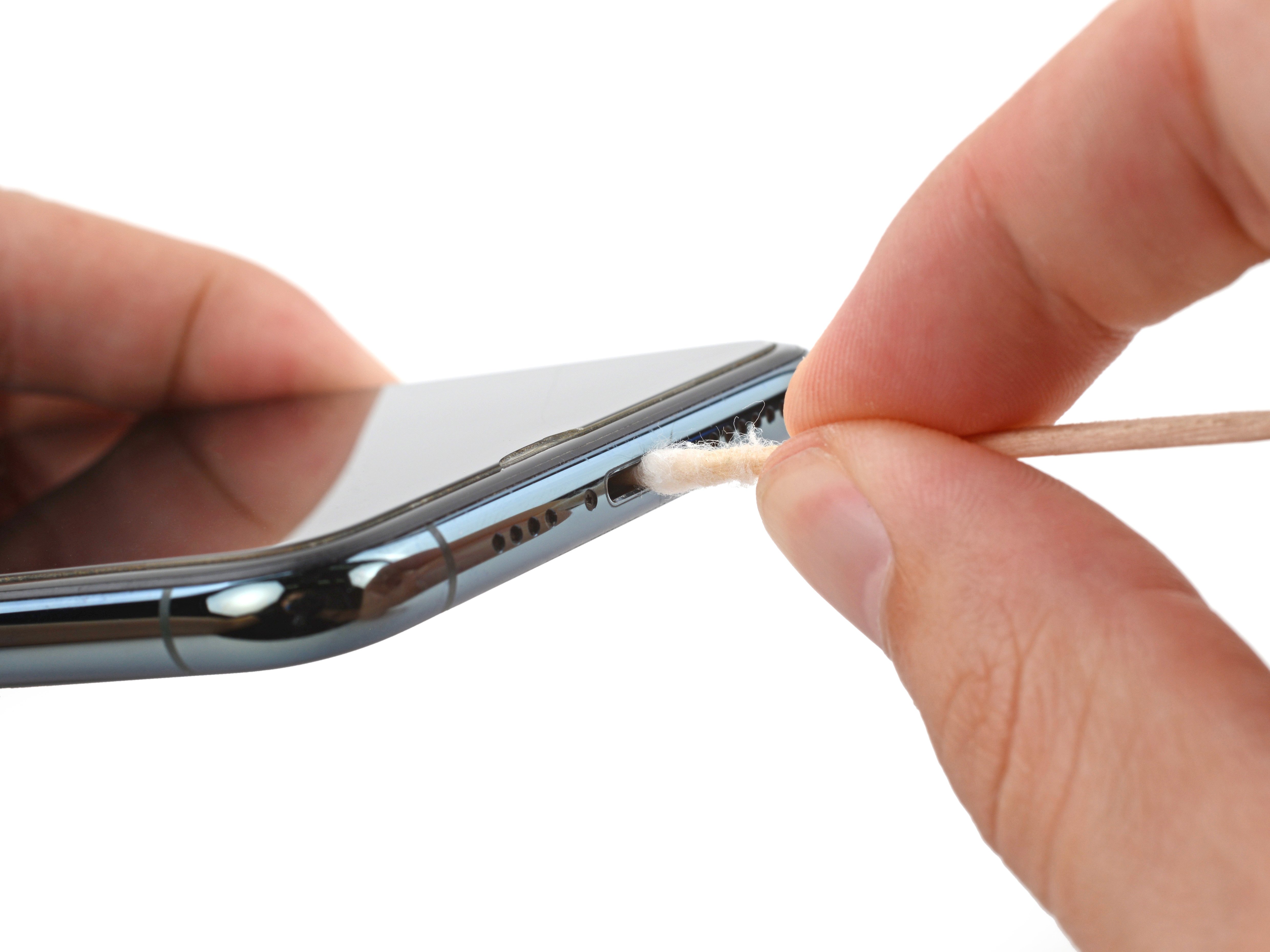 Iphone充電口の正しい掃除方法とNg行為｜故障を防ぐ接触不良の解決策