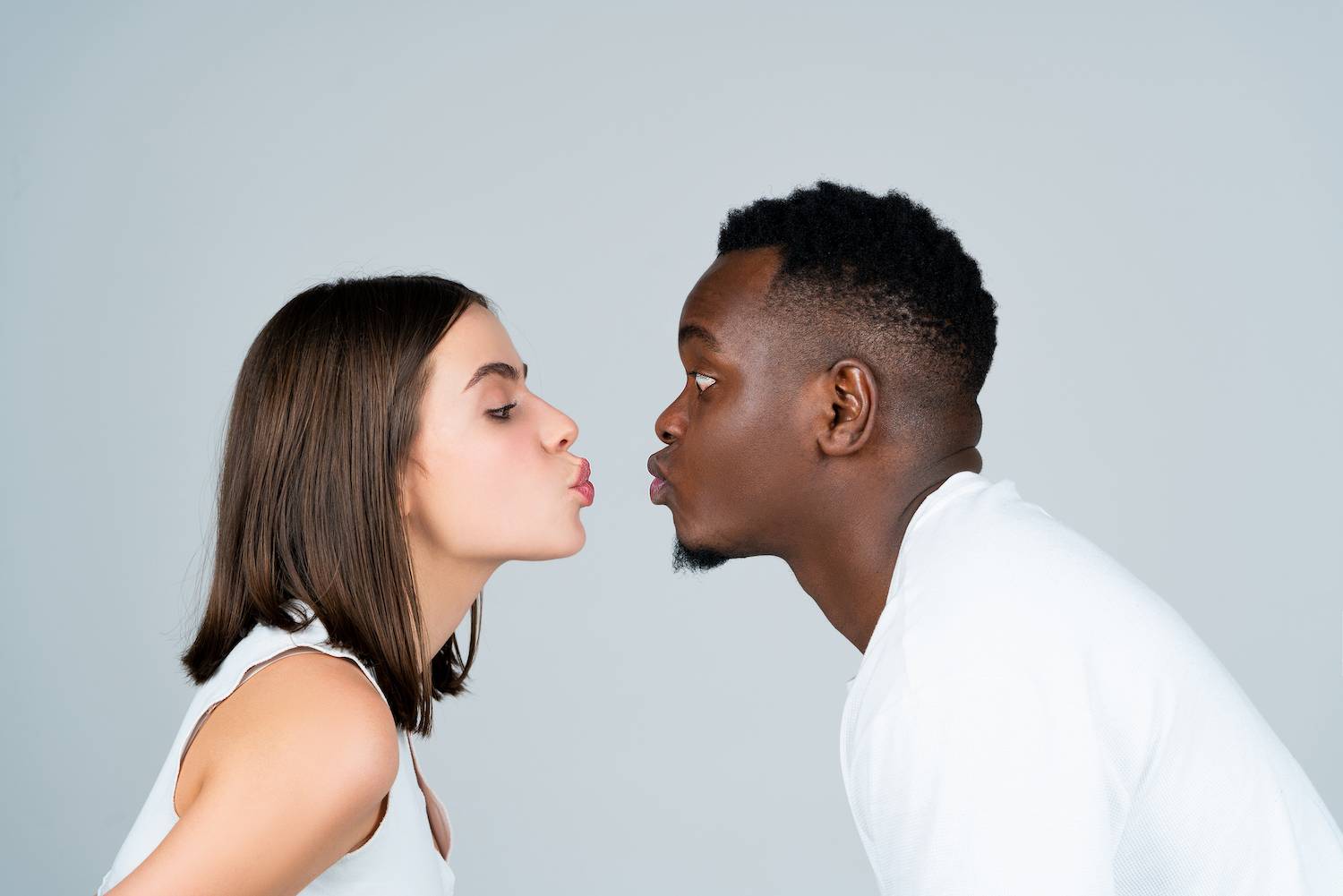 キスをする夢の深層心理と予兆｜相手別の意味とリアルな感覚の真相